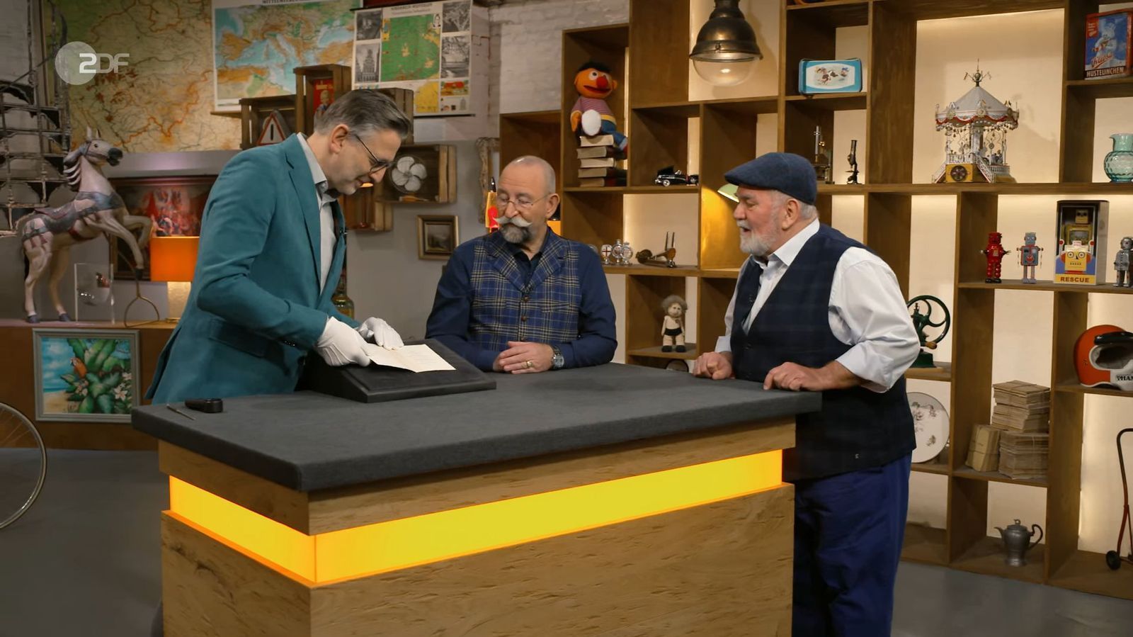 Verkäufer Sepp (rechts) erzählte Detlev Kümmel (links) und Horst Lichter: „Und da hat mich jemand gefragt: Möchten Sie ein Autogramm von Andy Warhol?“ (Bild: ZDF)