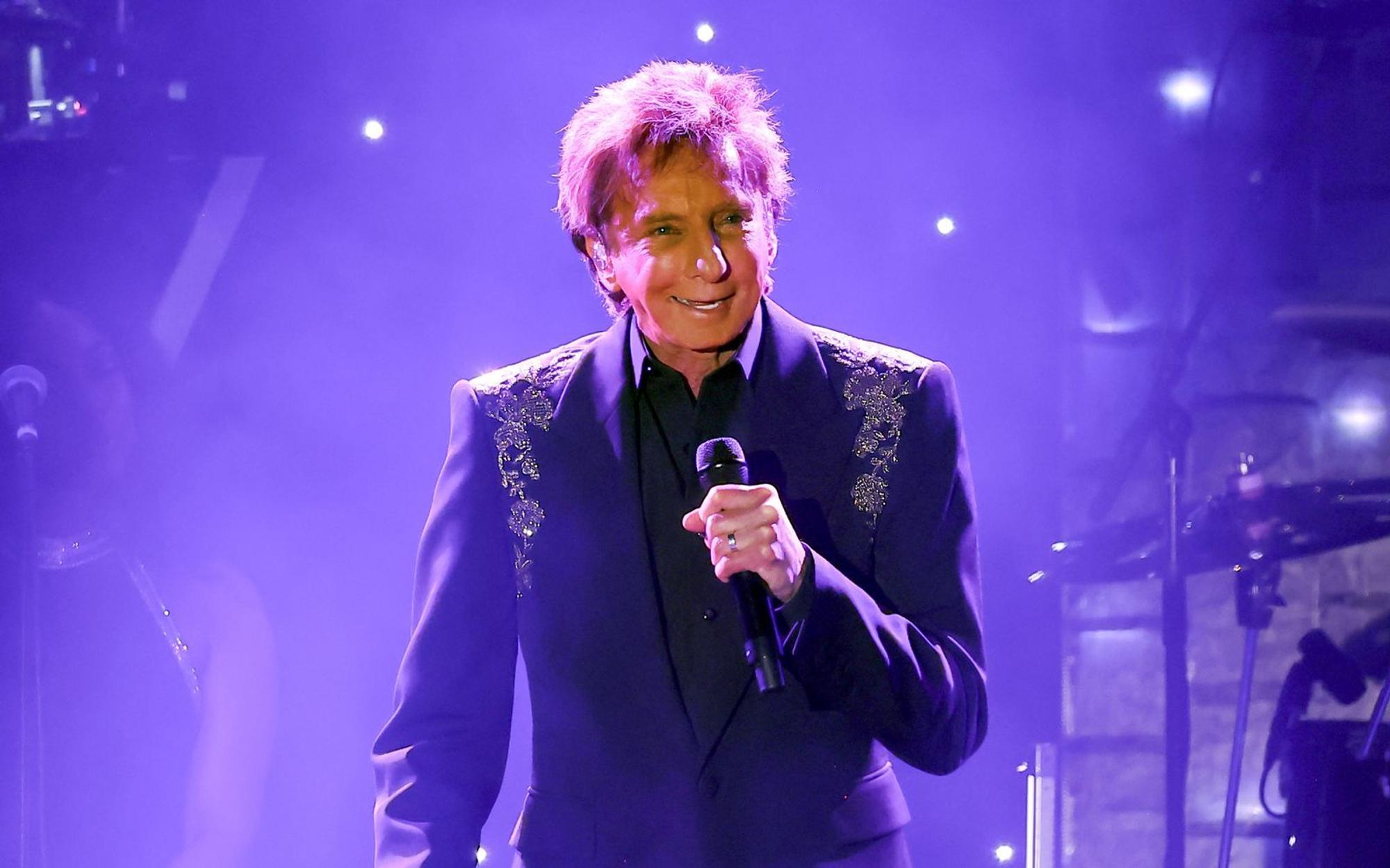 Schöne Nachrichten: Ein halbes Jahr nach seiner Krebsdiagnose veröffentlicht Barry Manilow ein neues Album (“What A Time“). (Bild: The Recording Academy/Leon Bennett/Getty Images)