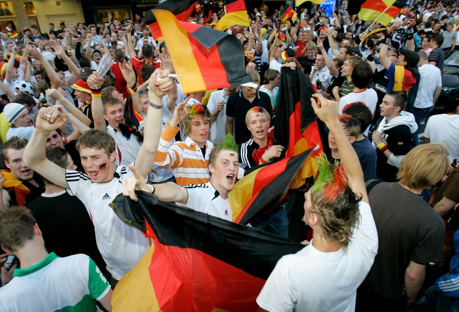Jubel auf der Reeperbahn: Bilder von der WM 2006. (Bild: 2006 Getty Images/Friedemann Vogel)