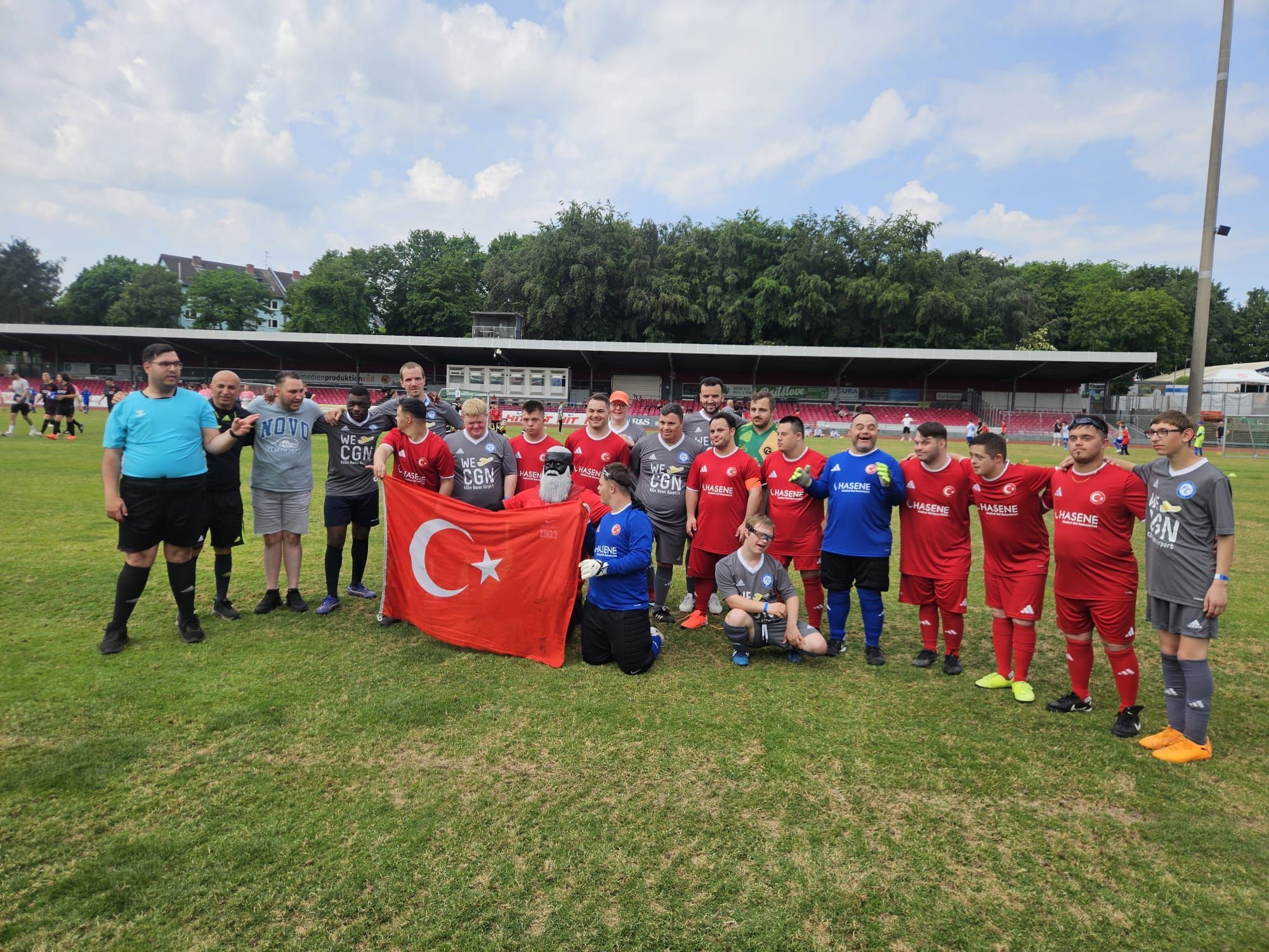 52 Teams aus Deutschland, Belgien, Luxemburg, der Schweiz, Polen und der Türkei nahmen in Köln an dem Turnier teil.