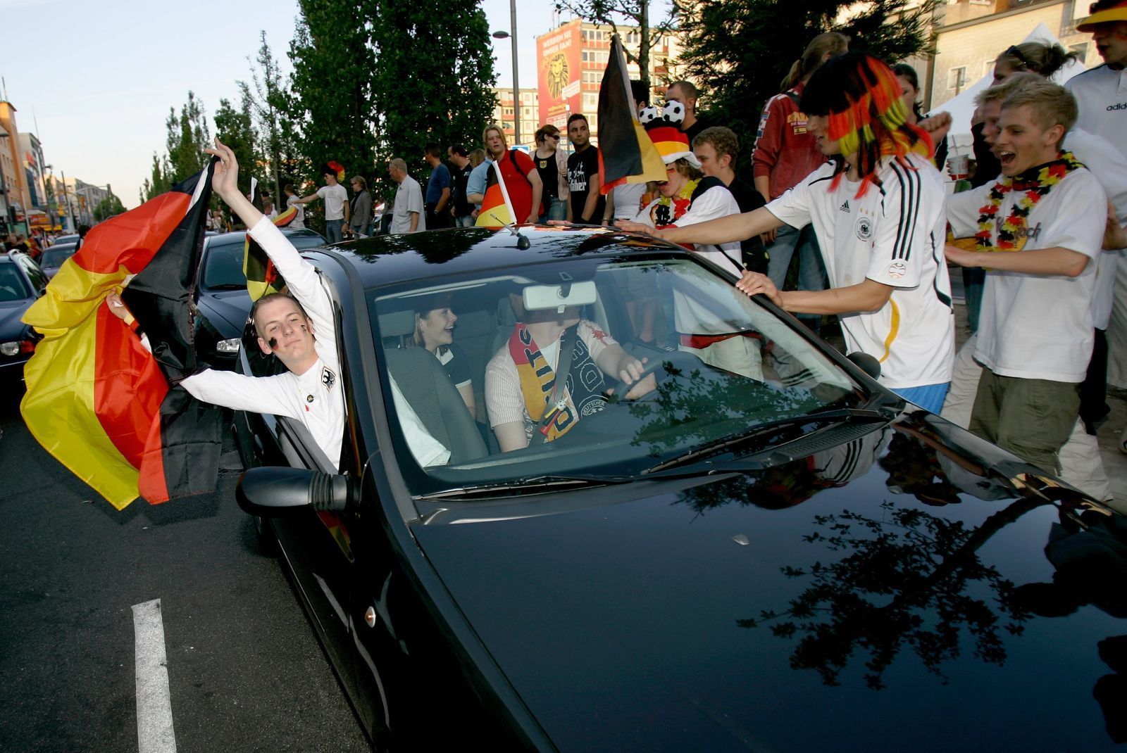 So sah die kollektive Fanfreude vor 18 Jahren aus. (Bild: 2006 Getty Images/Friedemann Vogel)