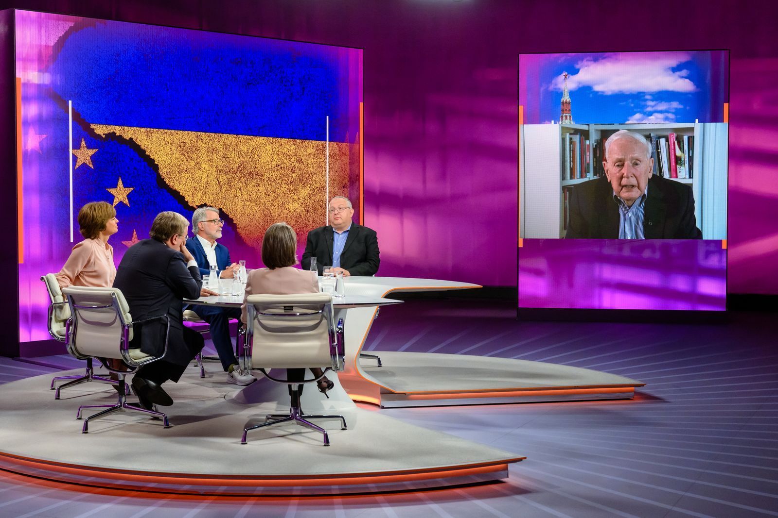 Die Worte von Klaus von Dohnanyi (rechts) sorgten bei so manchem „Maybrit Illner“-Gast für Entsetzen. (Bild: ZDF/Svea Pietschmann)