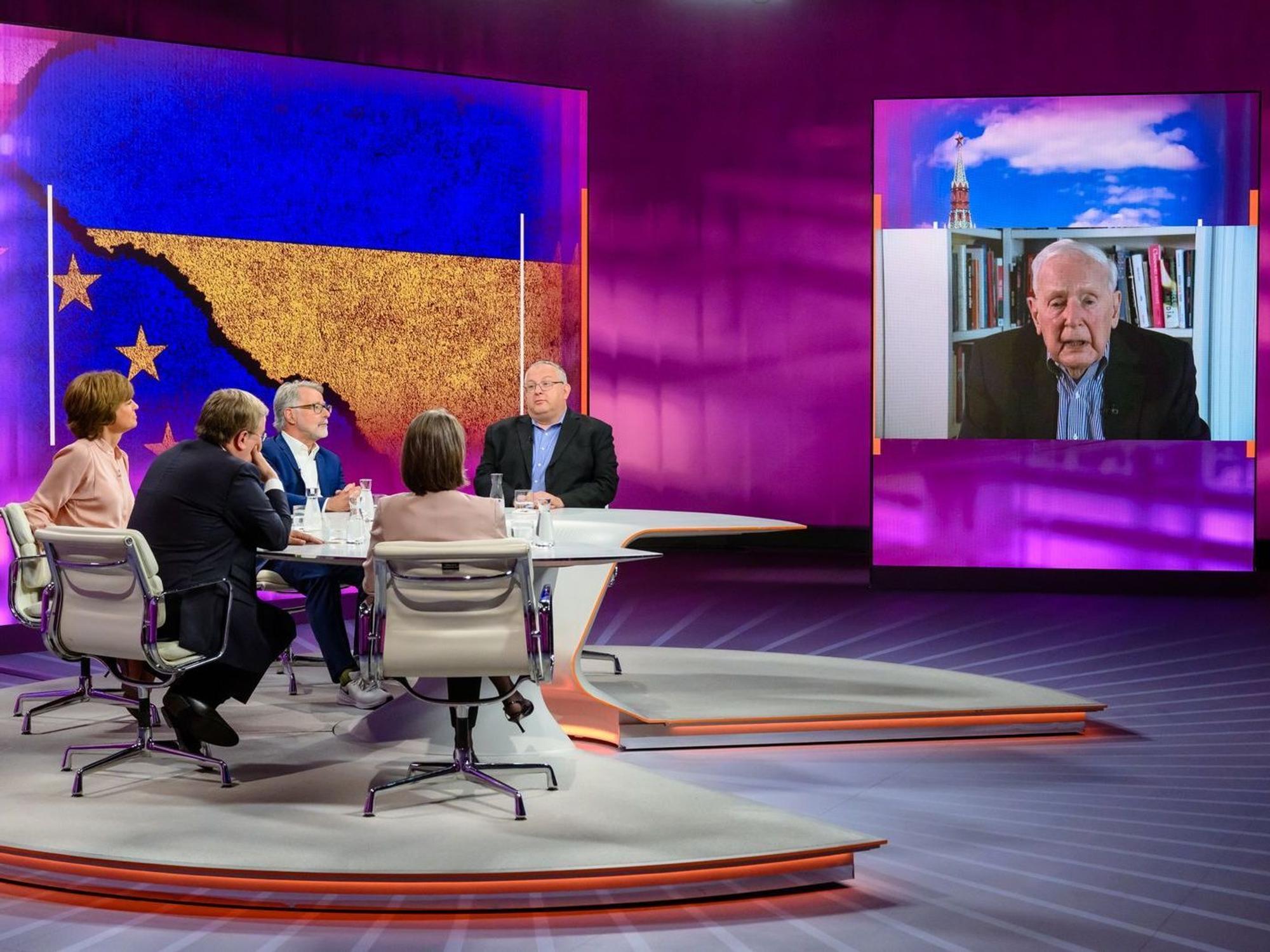 Die Worte von Klaus von Dohnanyi (rechts) sorgten bei so manchem „Maybrit Illner“-Gast für Entsetzen. (Bild: ZDF/Svea Pietschmann)