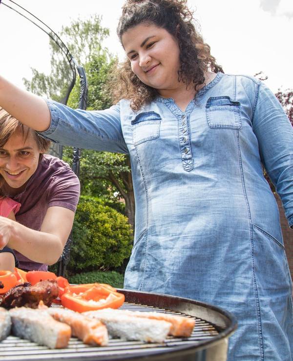 Eine Familie grillt zusammen