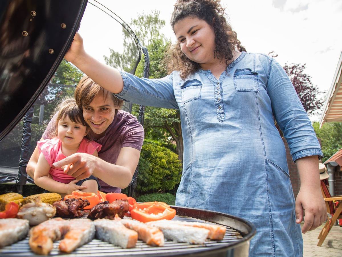 Eine Familie grillt zusammen