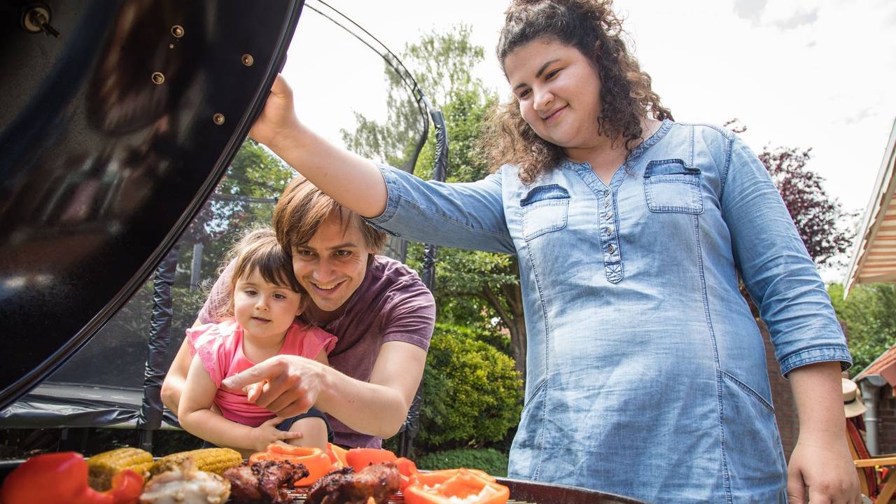 Eine Familie grillt zusammen