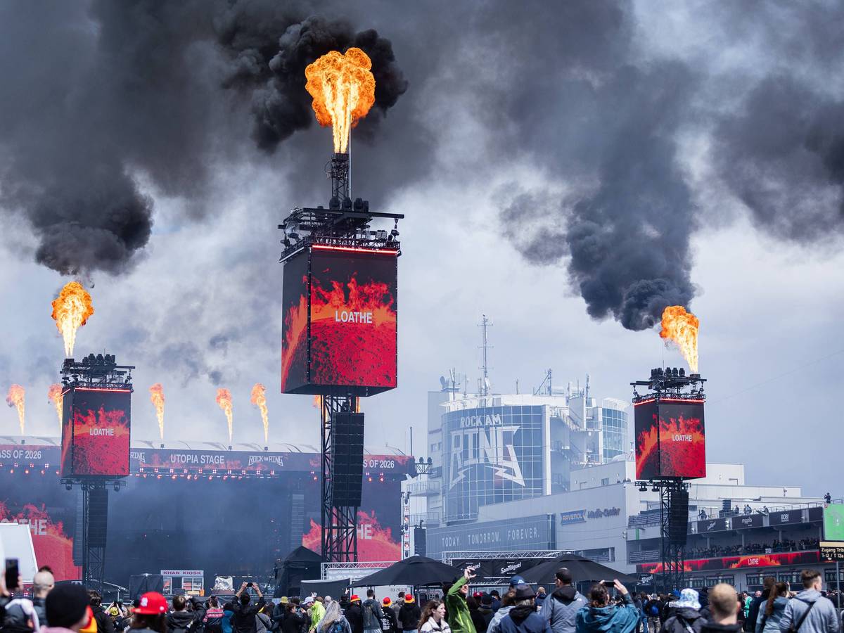 Feuer schießt aus den LED-Türmen bei „Rock am Ring“ am Nürburgring.
