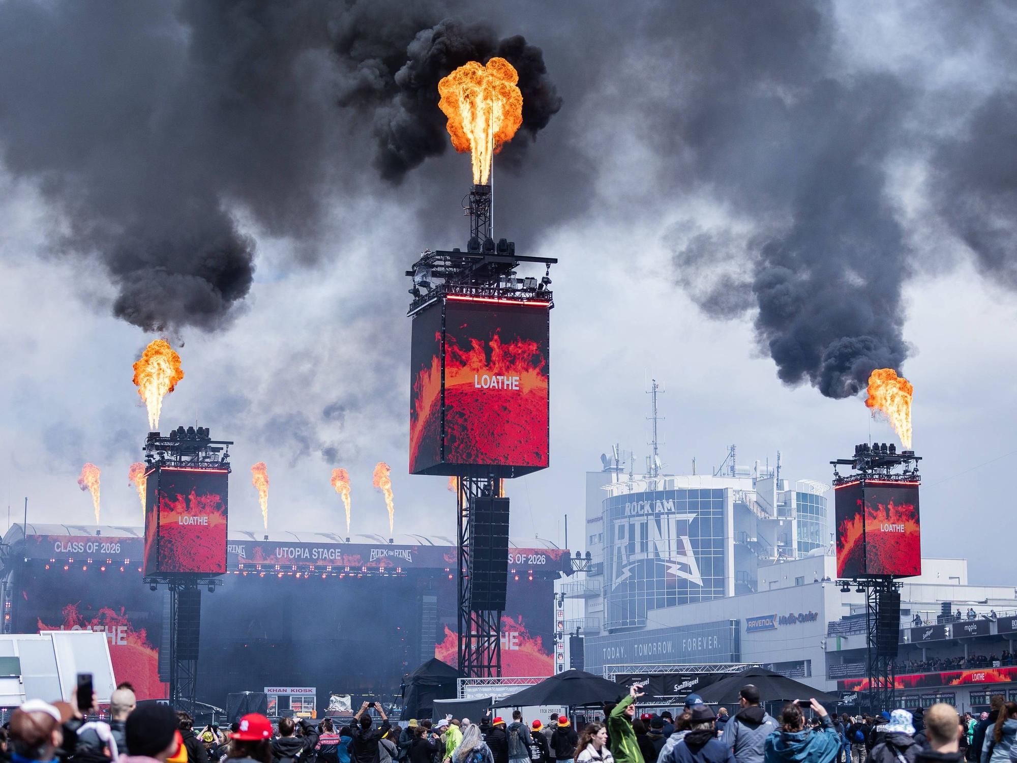 Feuer schießt aus den LED-Türmen bei „Rock am Ring“ am Nürburgring.