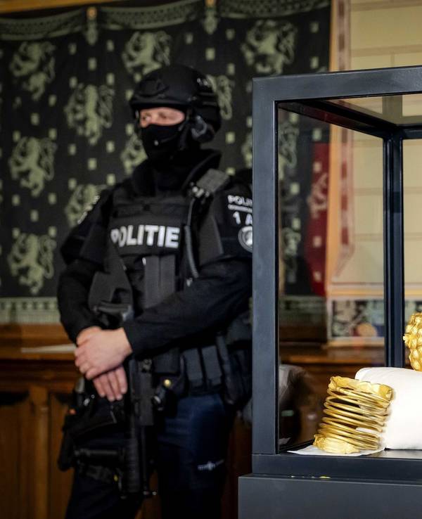 Gestohlener antiker Goldhelm