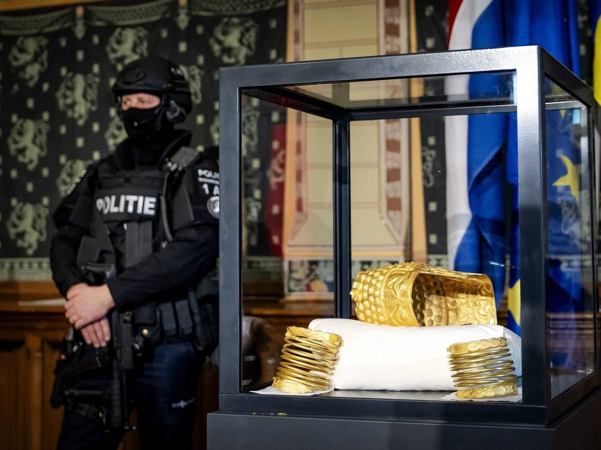 Gestohlener antiker Goldhelm