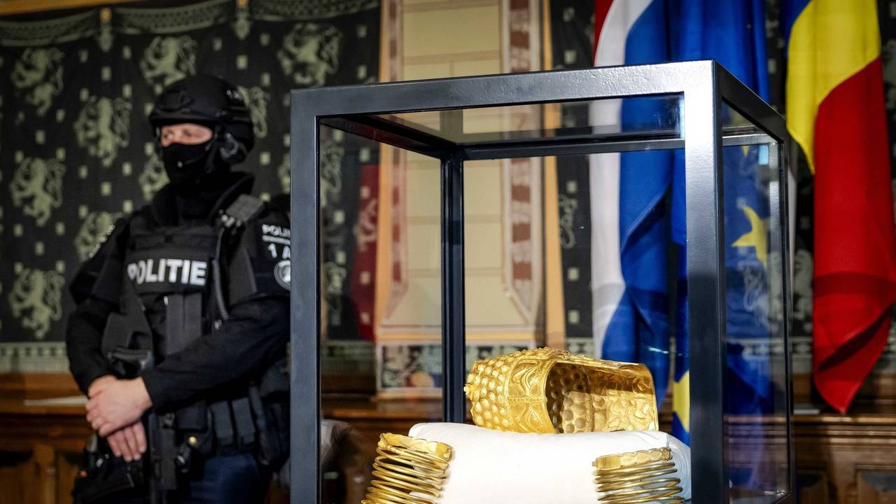 Gestohlener antiker Goldhelm