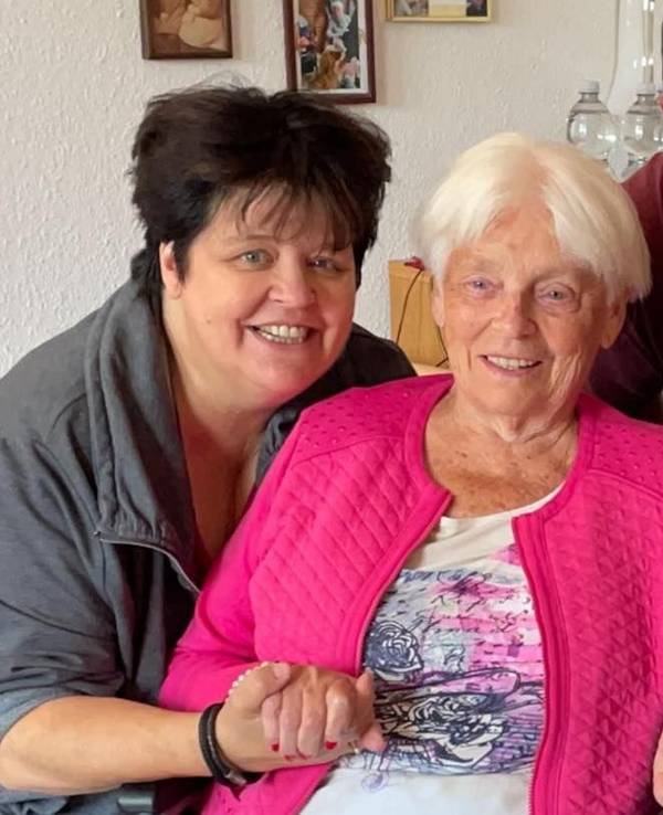 Ingrid Kühne mit ihrer Mutter Gertrud.