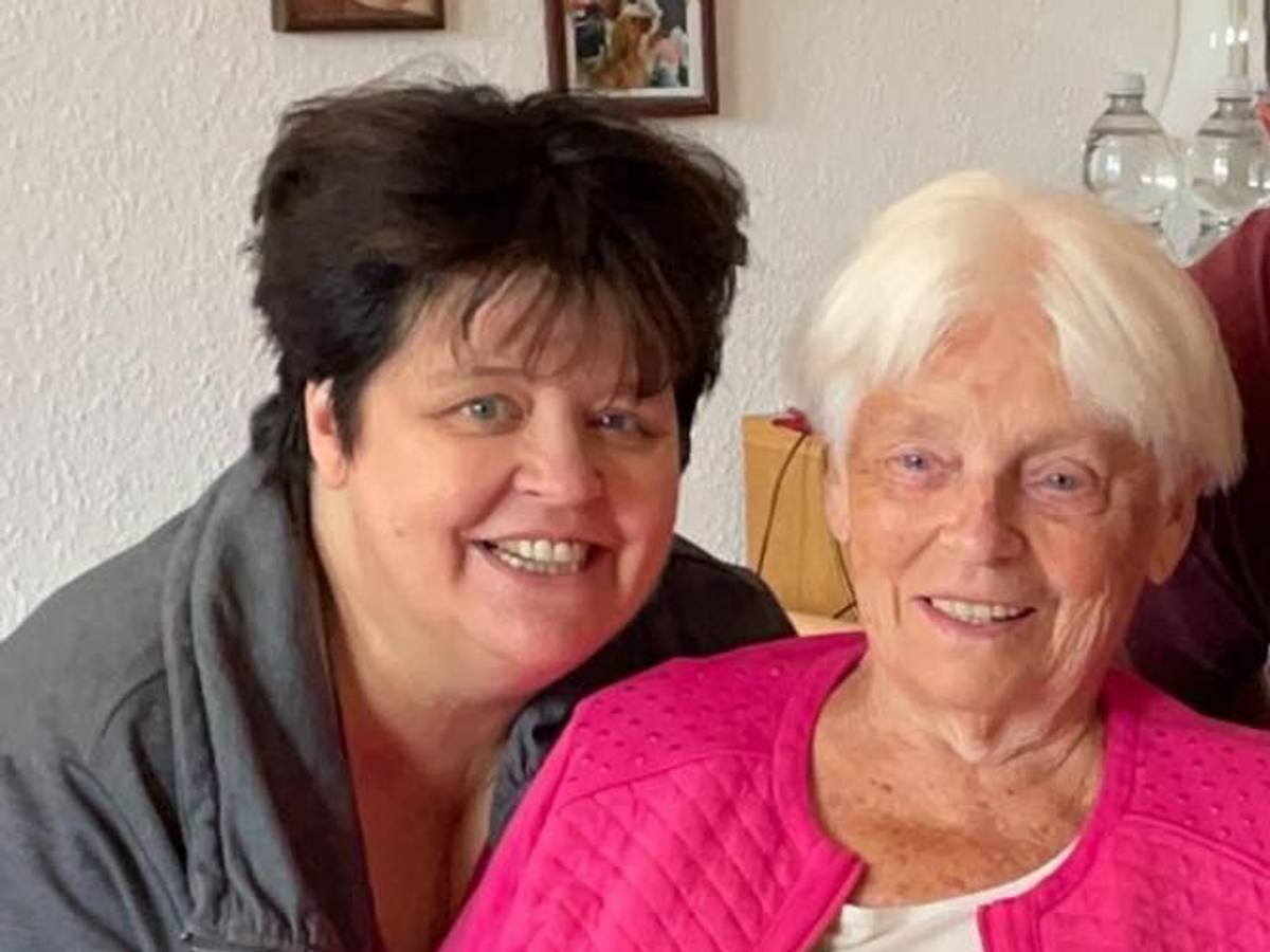 Ingrid Kühne mit ihrer Mutter Gertrud.