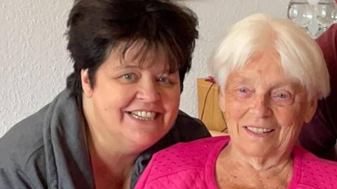 Ingrid Kühne mit ihrer Mutter Gertrud.