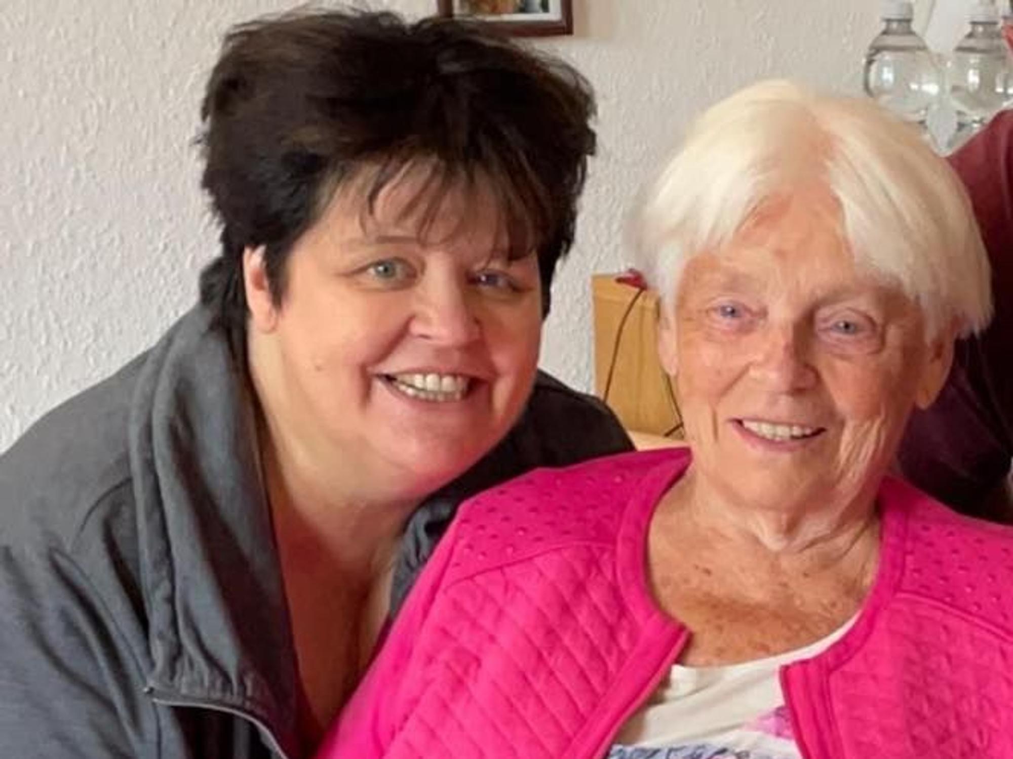Ingrid Kühne mit ihrer Mutter Gertrud.