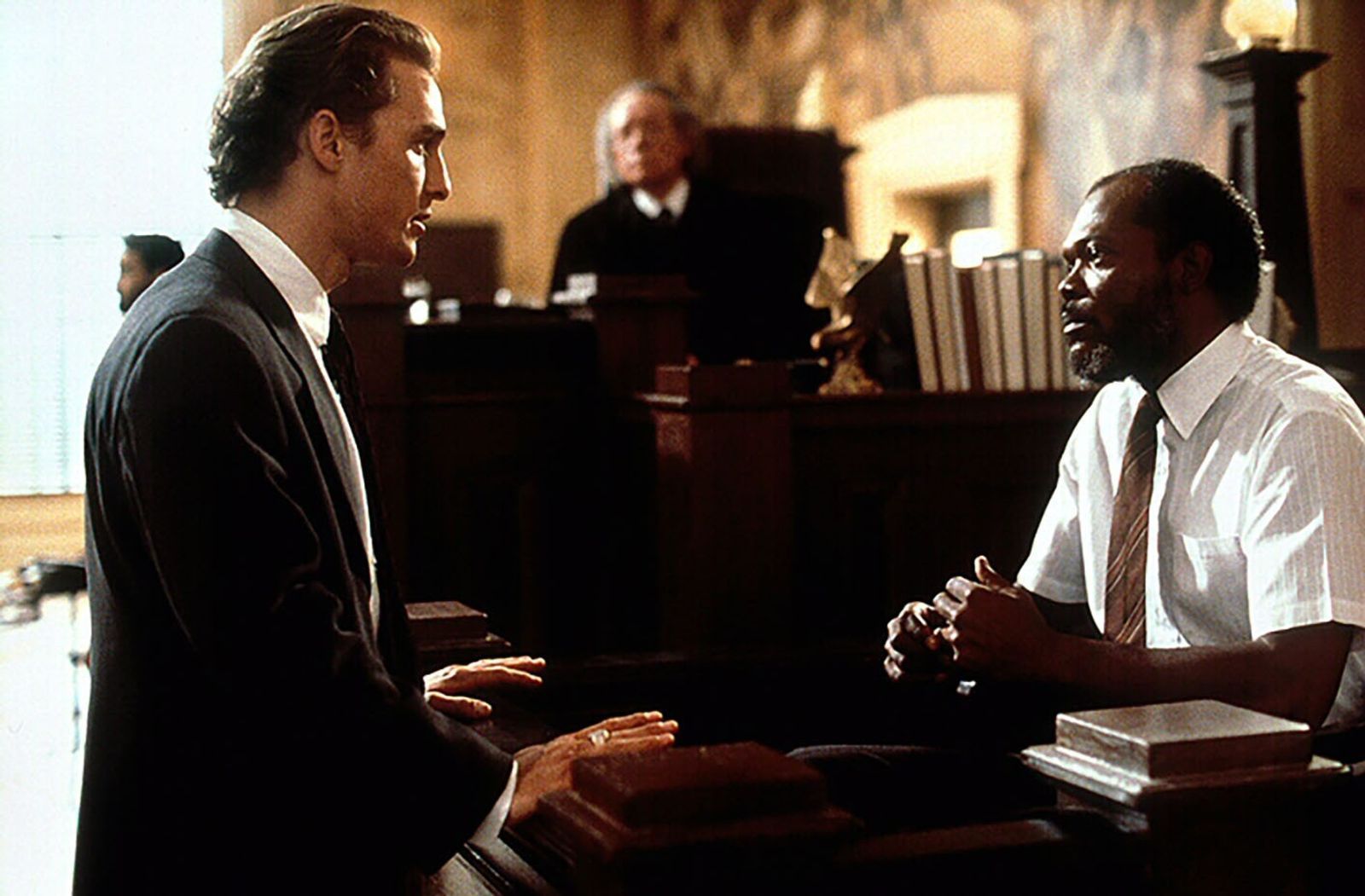 Als Vater einer kleinen Tochter bringt der Jurist Jake Brigance (Matthew McConaughey) für Haileys Tat durchaus Verständnis auf. (Bild: RTL / © 1996 Warner Brothers, a division of Time Warner Entertainment Company, LP.)