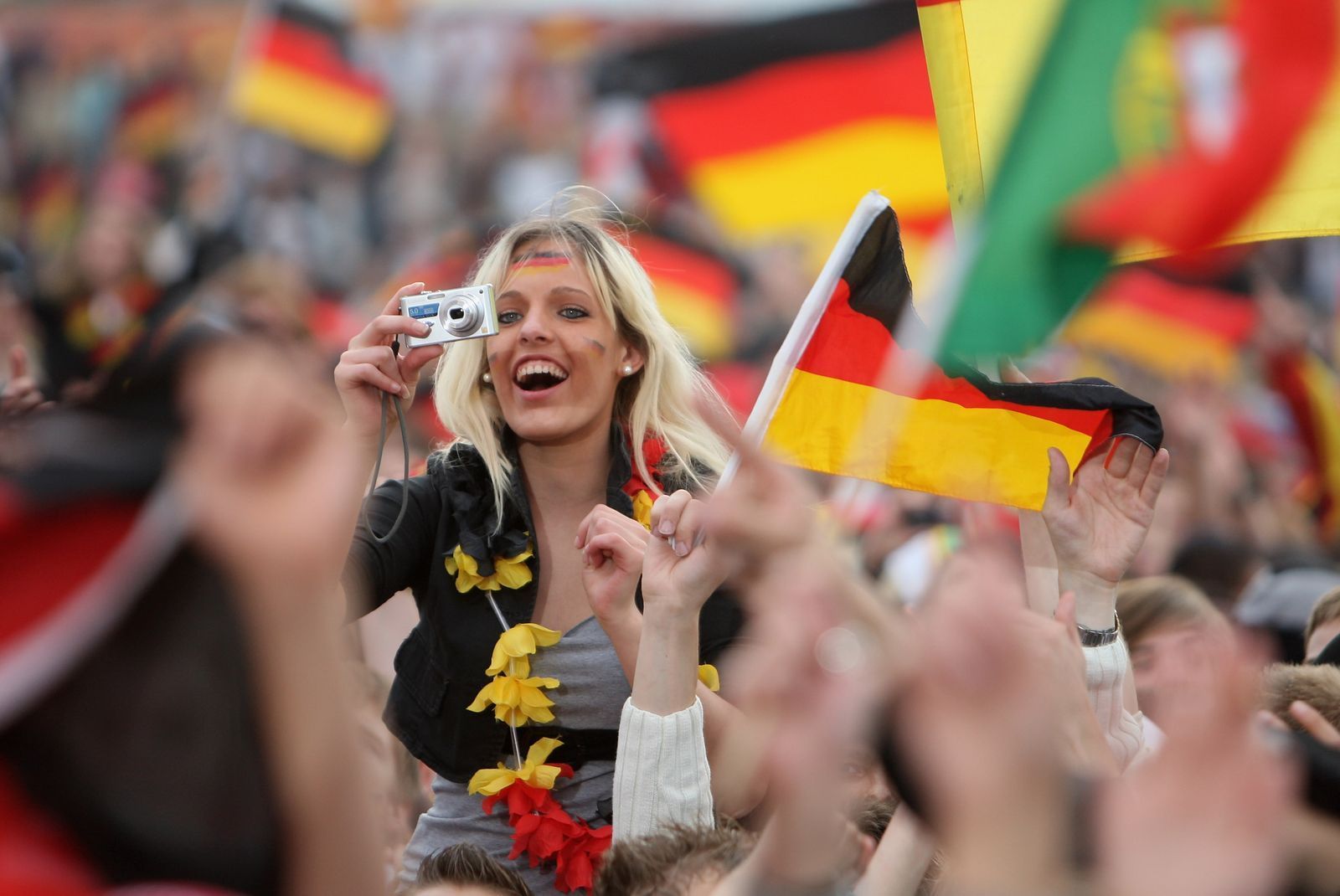 2008 in Hamburg: Auch damals fesselte die Europameisterschaft die Massen in Deutschland. Gelingt es auch 2024, die Stimmungswelle durchs Land schwappen zu lassen? (Bild: 2008 Getty Images/Friedemann Vogel)