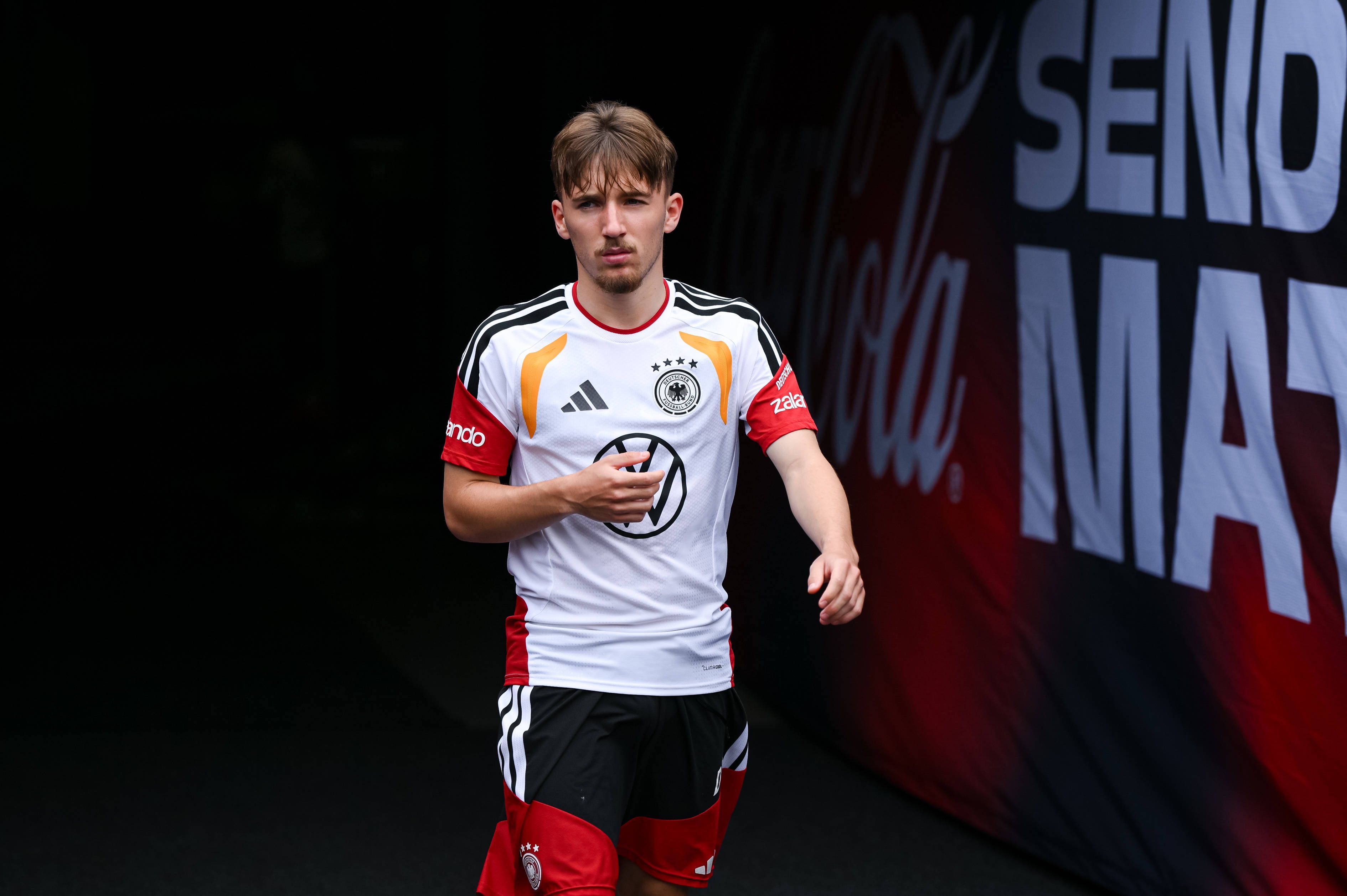 Lennart Karl kommt zum Training.