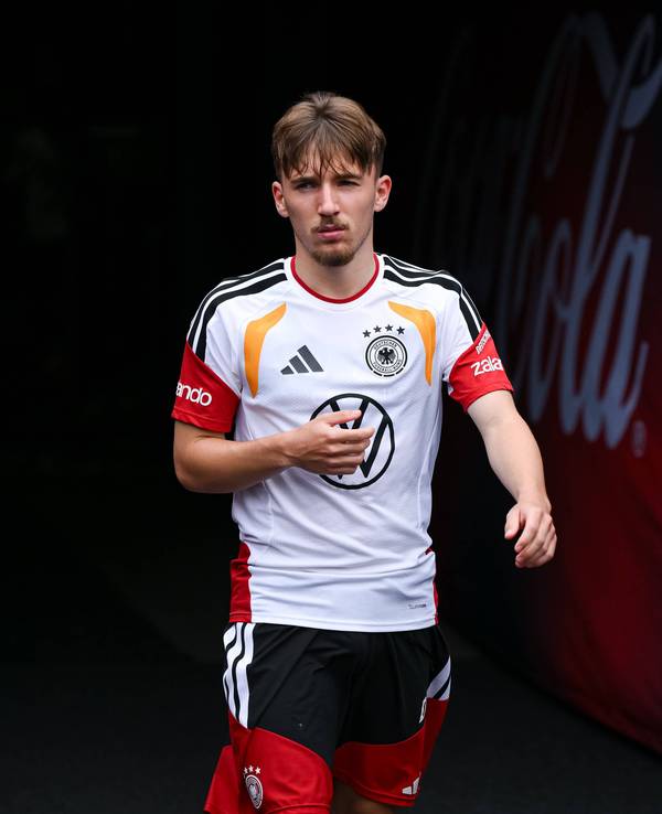 Lennart Karl kommt zum Training.