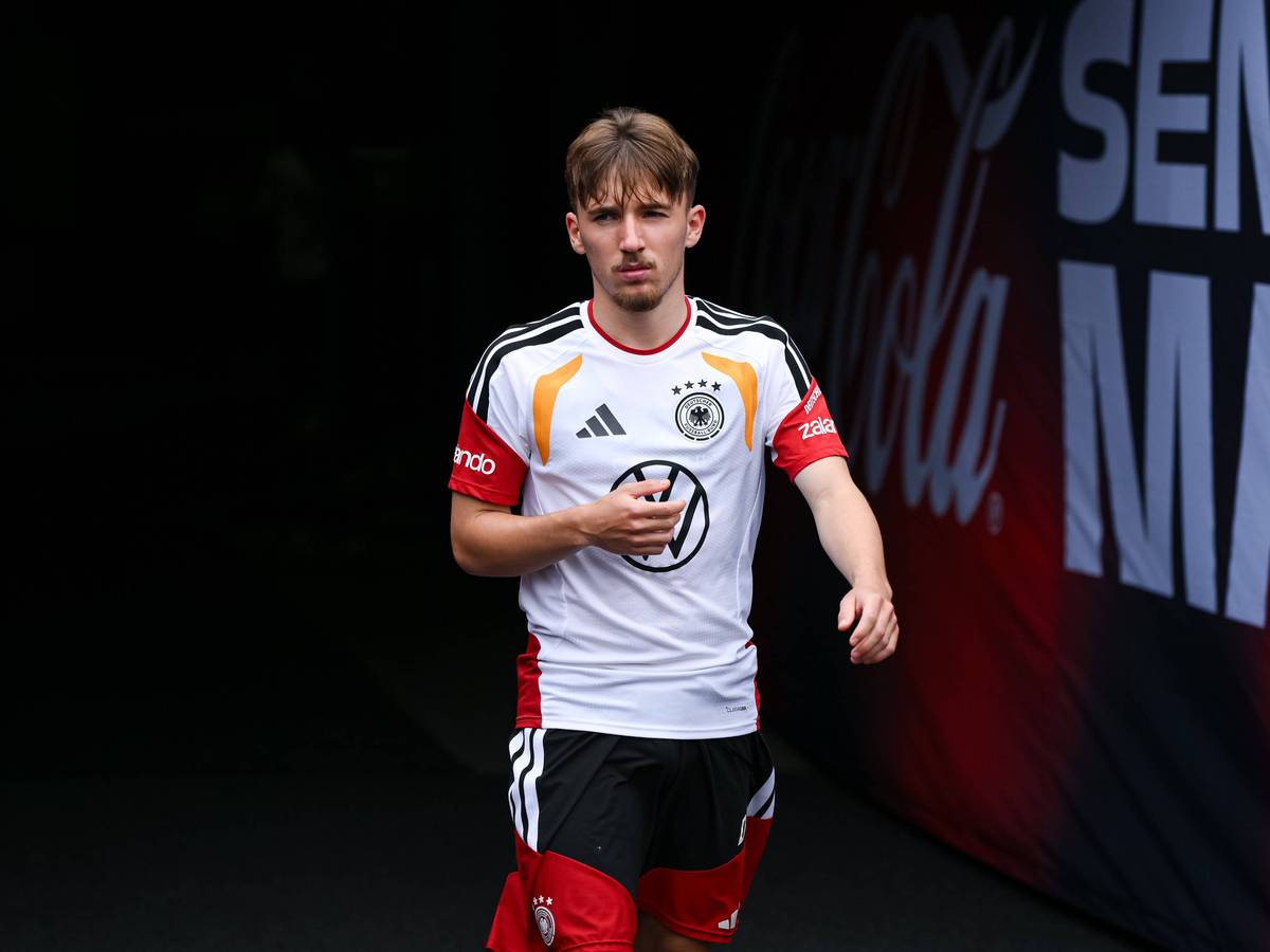 Lennart Karl kommt zum Training.