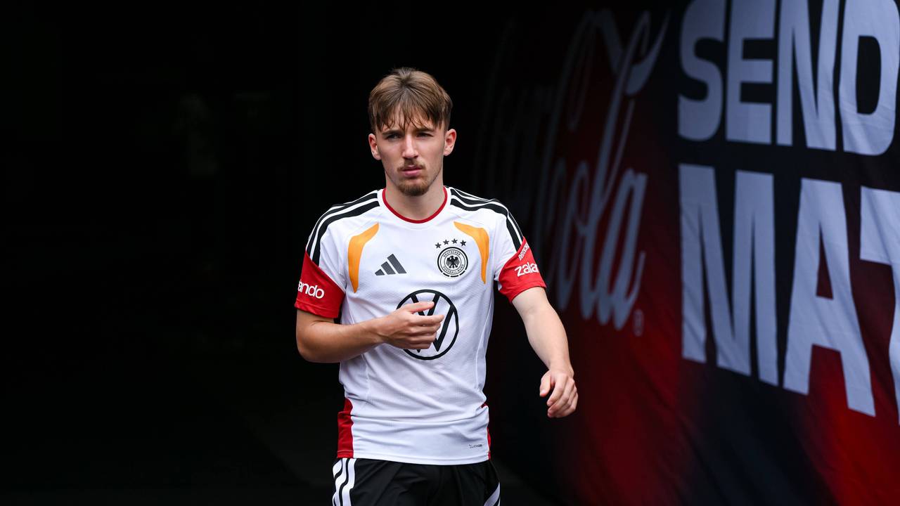 Lennart Karl kommt zum Training.