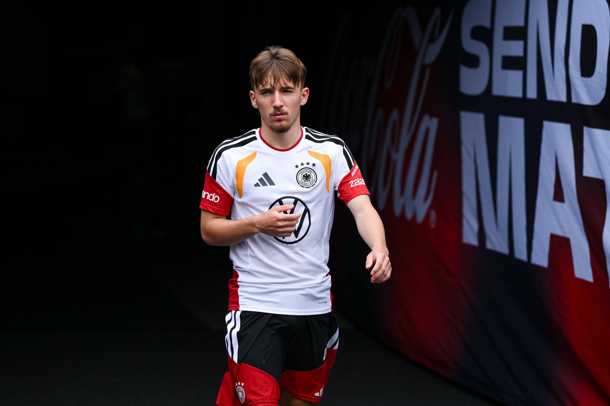 Lennart Karl kommt zum Training.