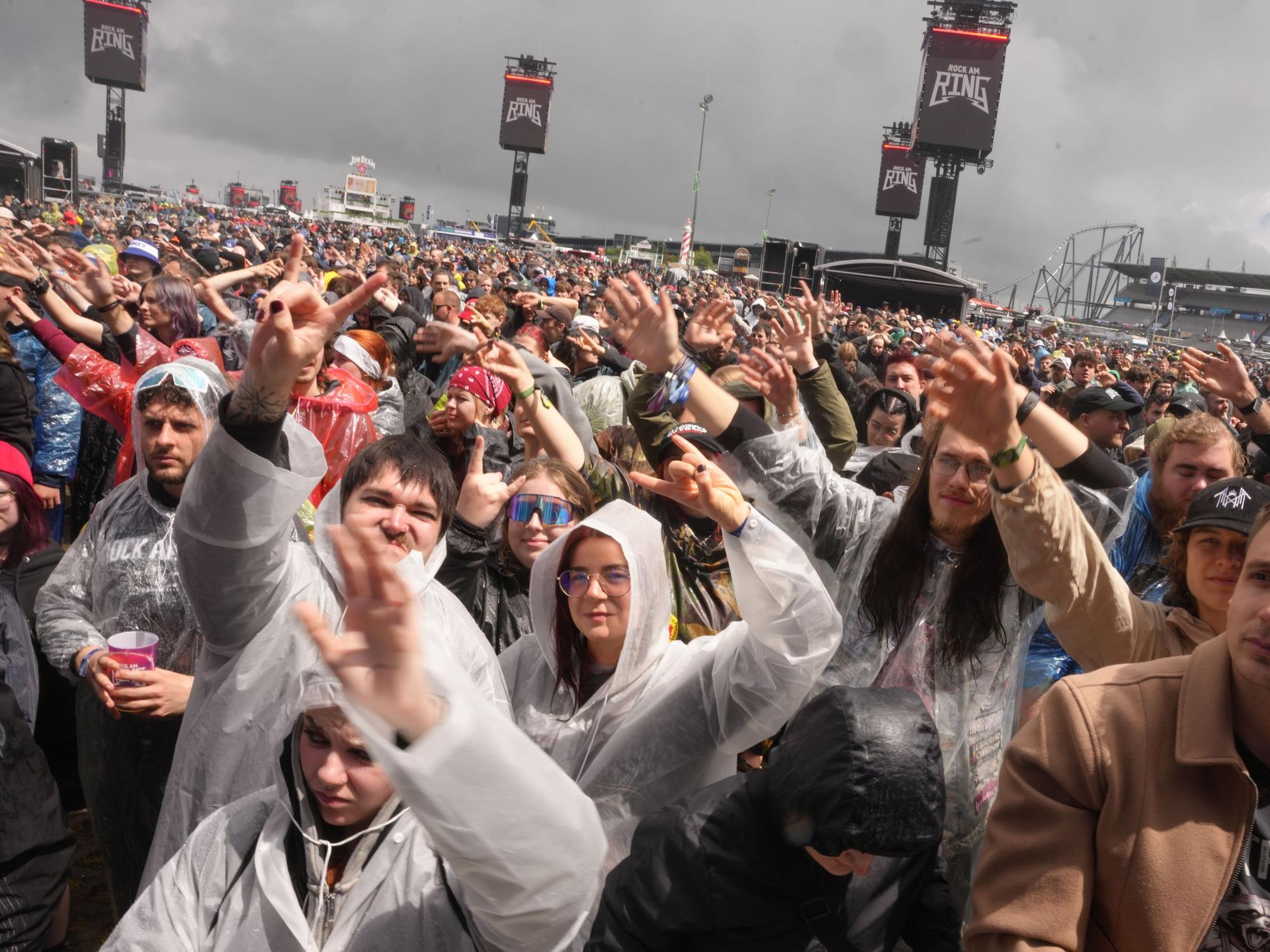 Rockfans stehen bei „Rock am Ring“ vor einer Bühne.