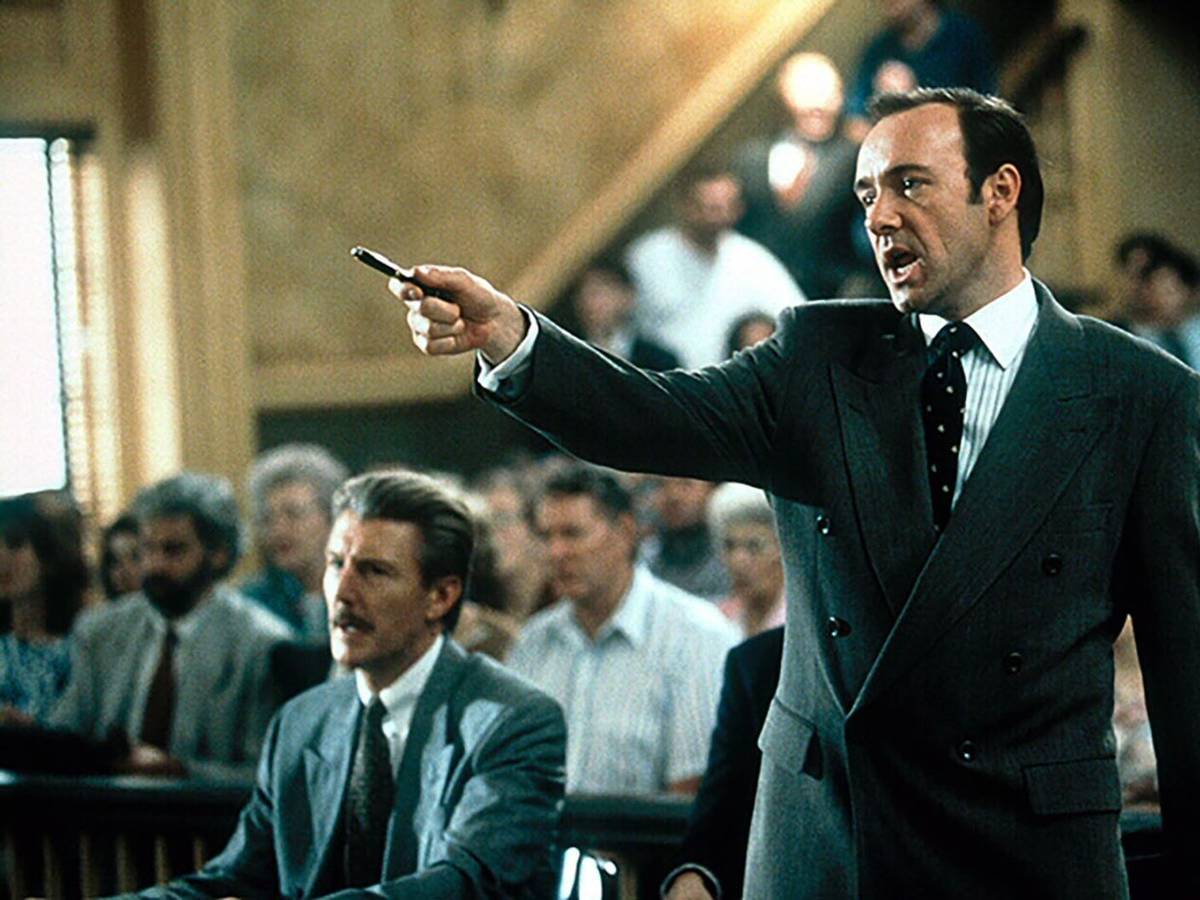 Staatsanwalt Rufus Buckley (Kevin Spacey) interpretiert Gerechtigkeit auf ganz subjektive Weise. Er will den Fall gewinnen, um sich zu profilieren. (Bild: RTL / © 1996 Warner Brothers, a division of Time Warner Entertainment Company, LP.)