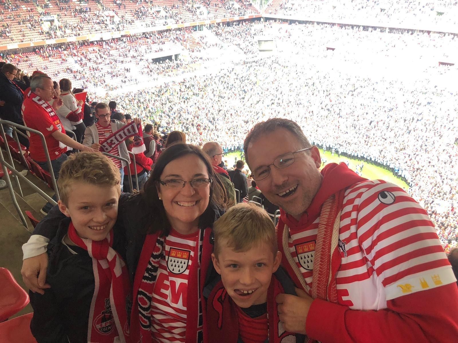 Marco Schmedders mit Familie bei einem FC-Spiel