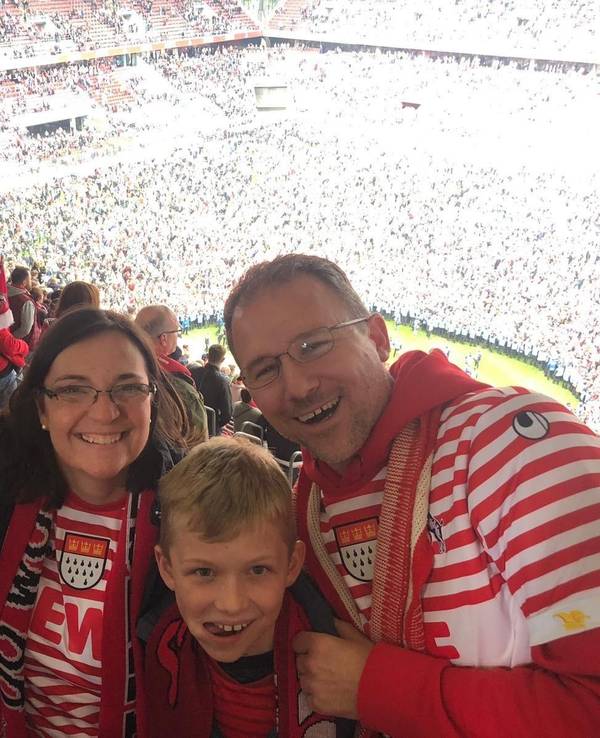 Marco Schmedders mit Familie 2019 bei einem FC-Spiel