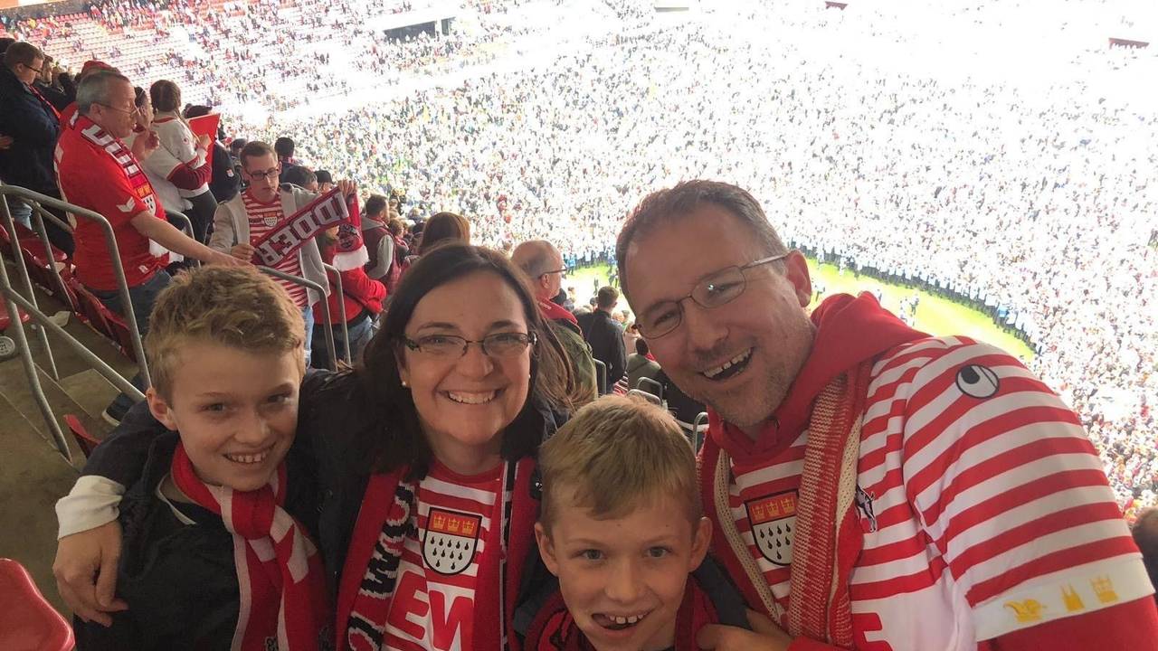 Marco Schmedders mit Familie 2019 bei einem FC-Spiel