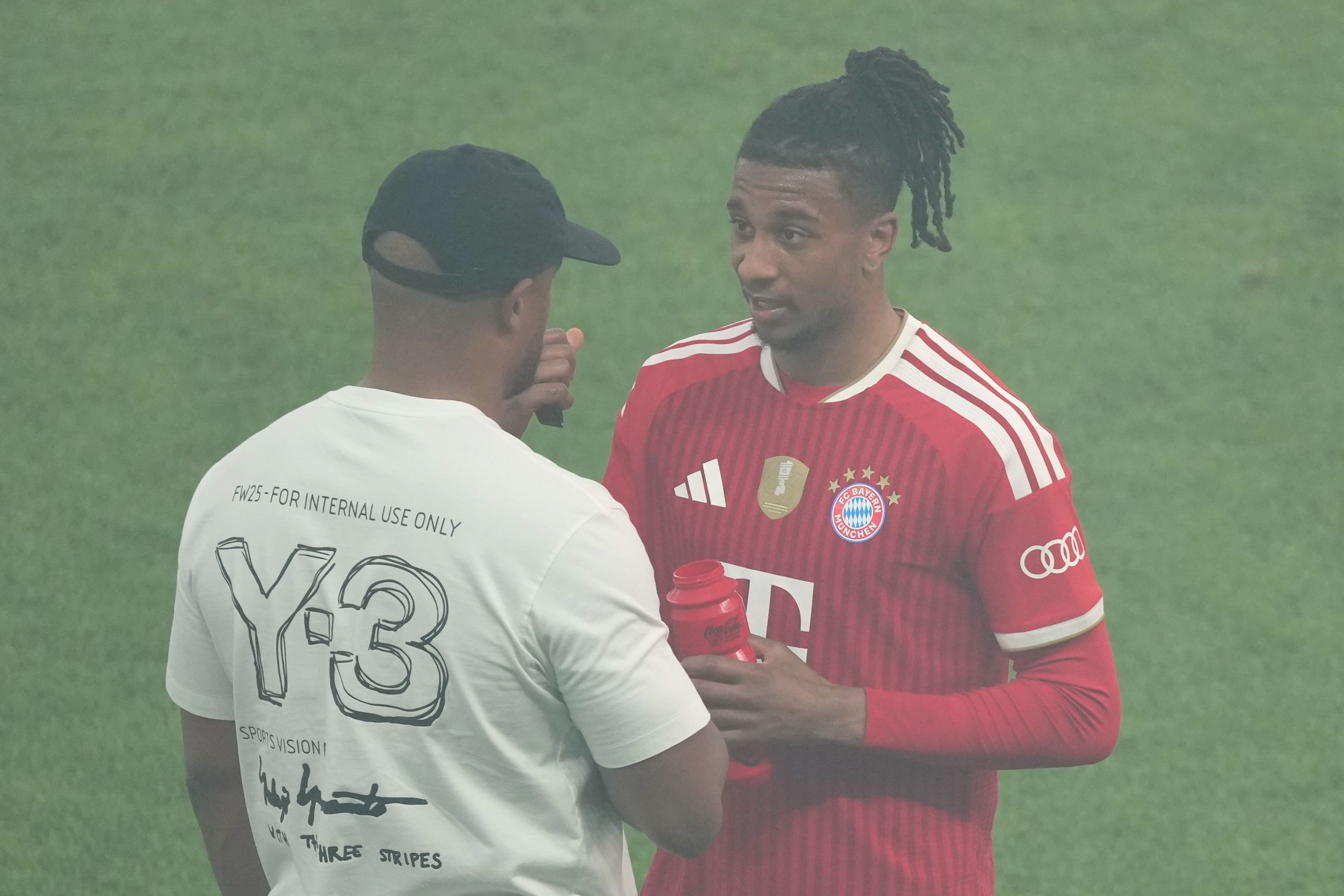Vincent Kompany spricht mit Michael Olise.