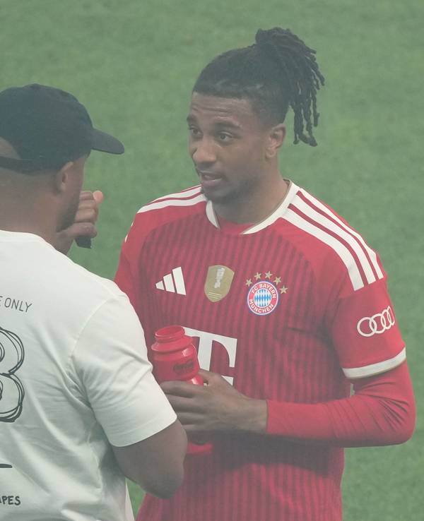 Vincent Kompany spricht mit Michael Olise.