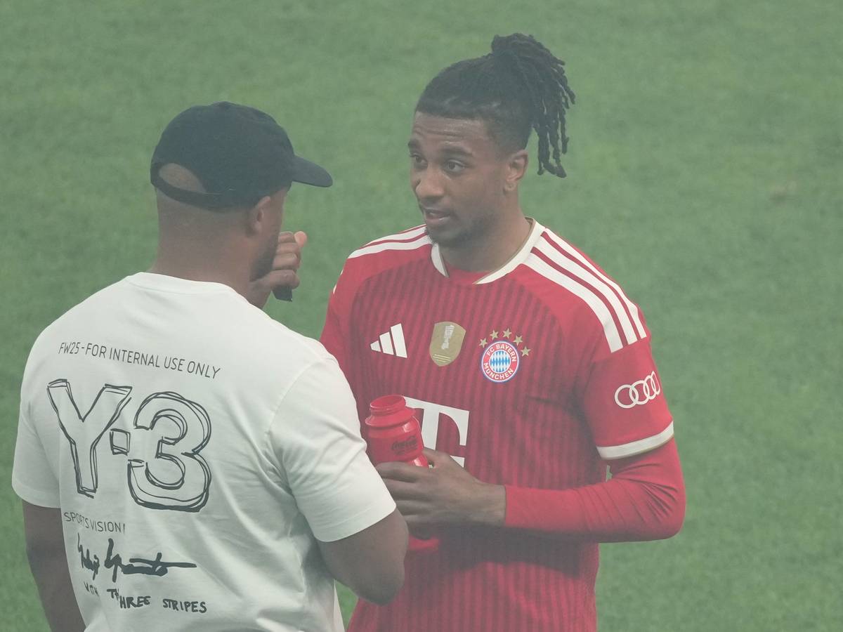 Vincent Kompany spricht mit Michael Olise.