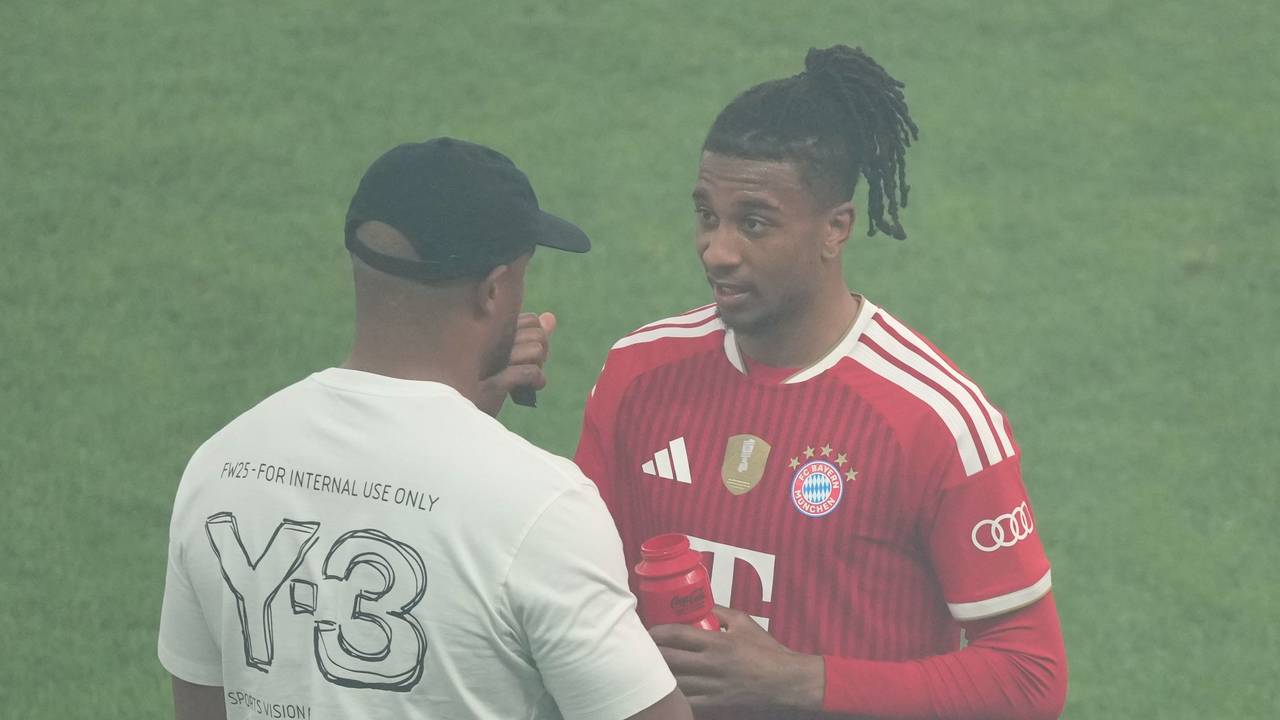 Vincent Kompany spricht mit Michael Olise.