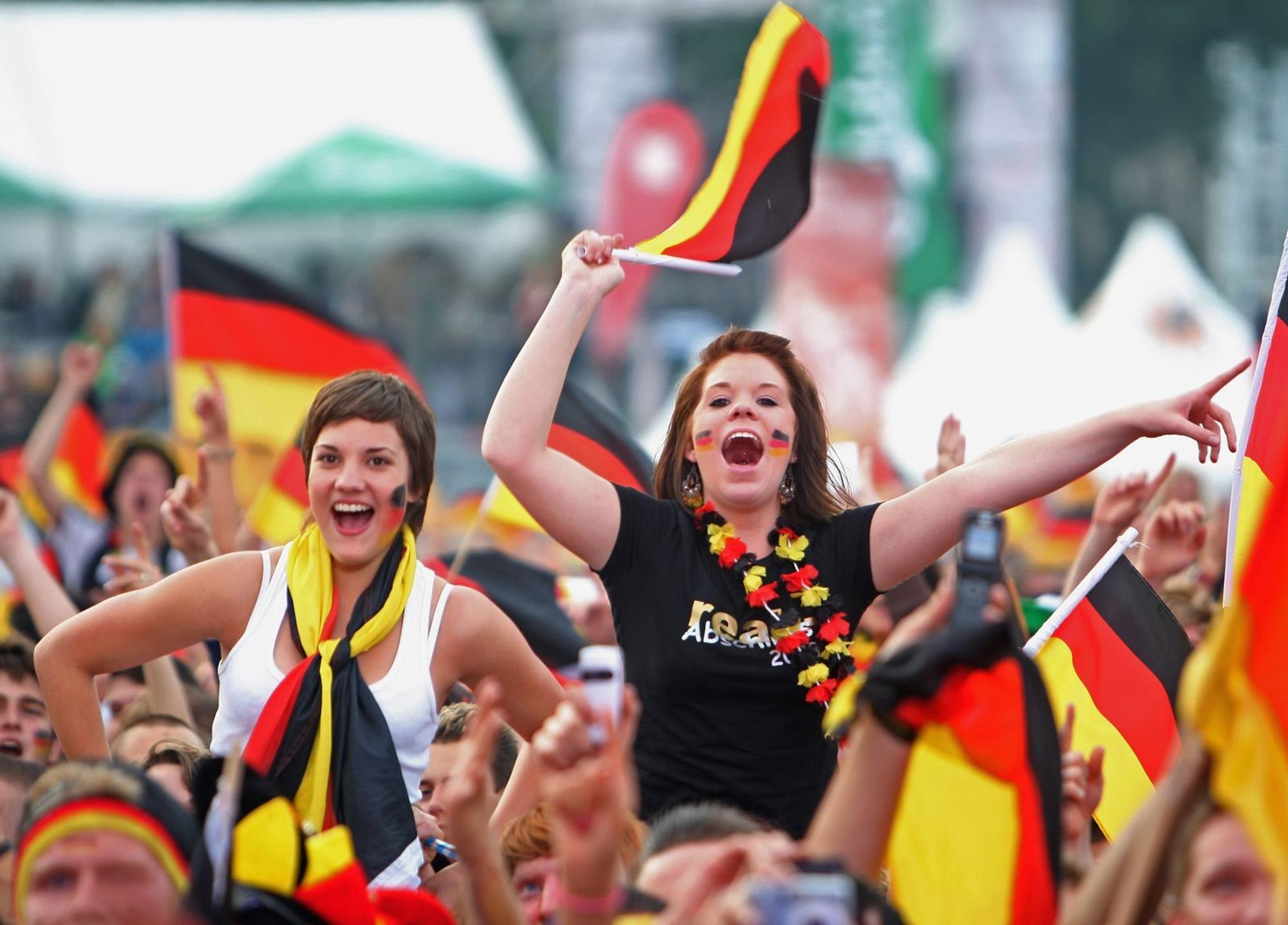 Public Viewing hat etwas Ansteckendes: 2006 wurde auch in Hamburg gefeiert. (Bild: 2008 Getty Images/Friedemann Vogel)