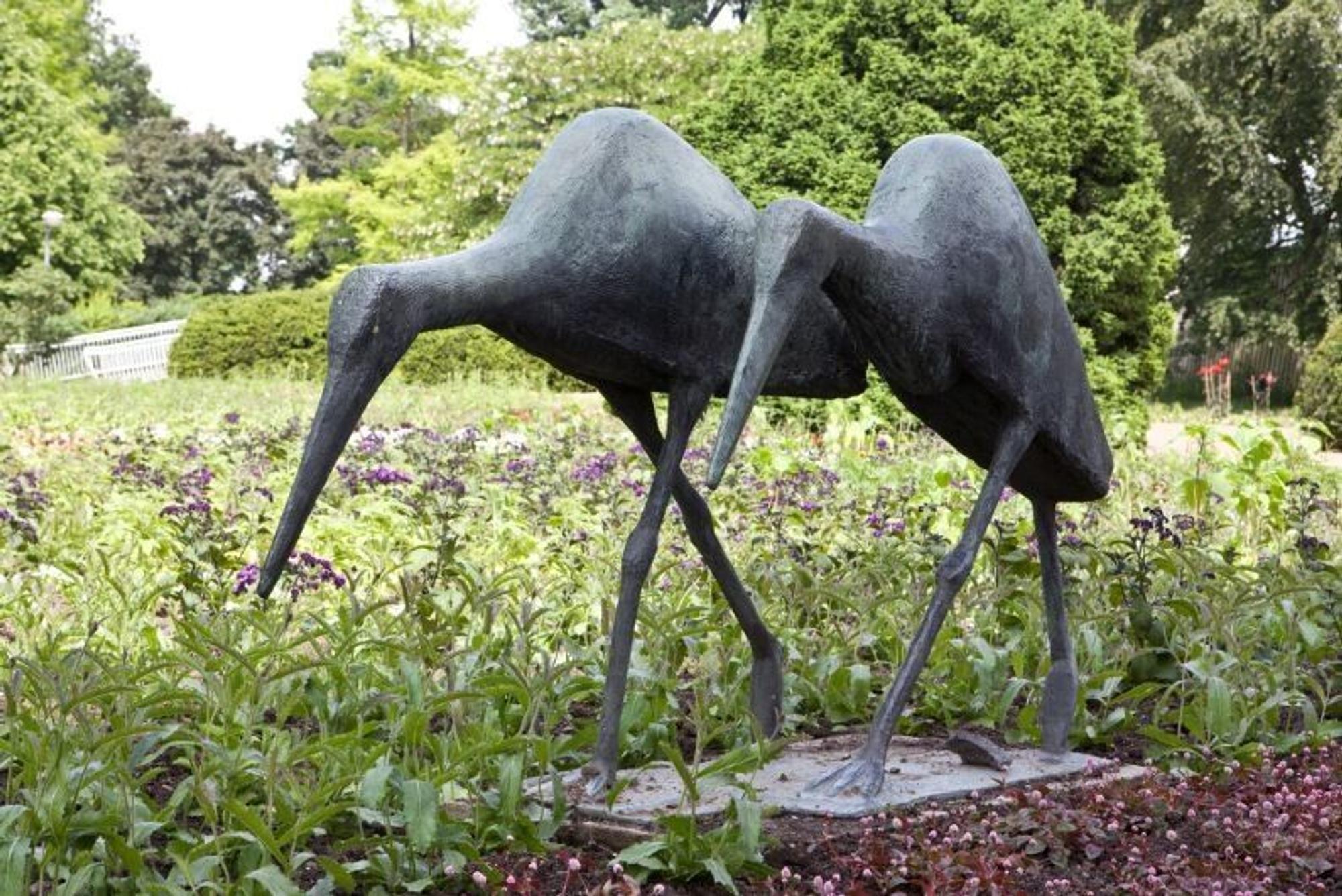Die Bronzeskulptur «Zwei Störche» des Bildhauers Philipp Harth