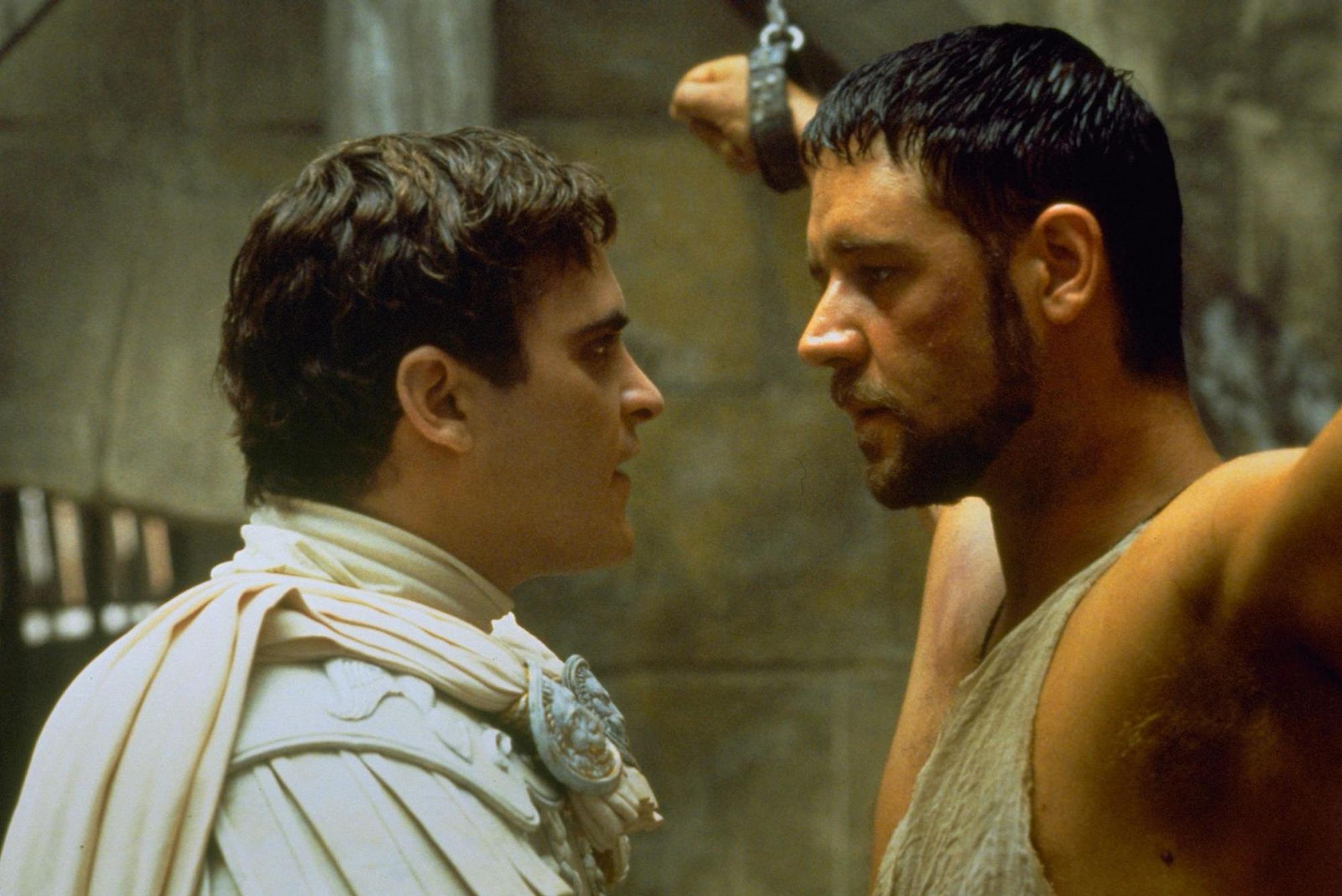 Commodus (Joaquin Phoenix, links) will den Thron für sich und ordnet die Ermordung von Maximus (Russell Crowe) und seiner Familie an. (Bild: Universal Pictures)