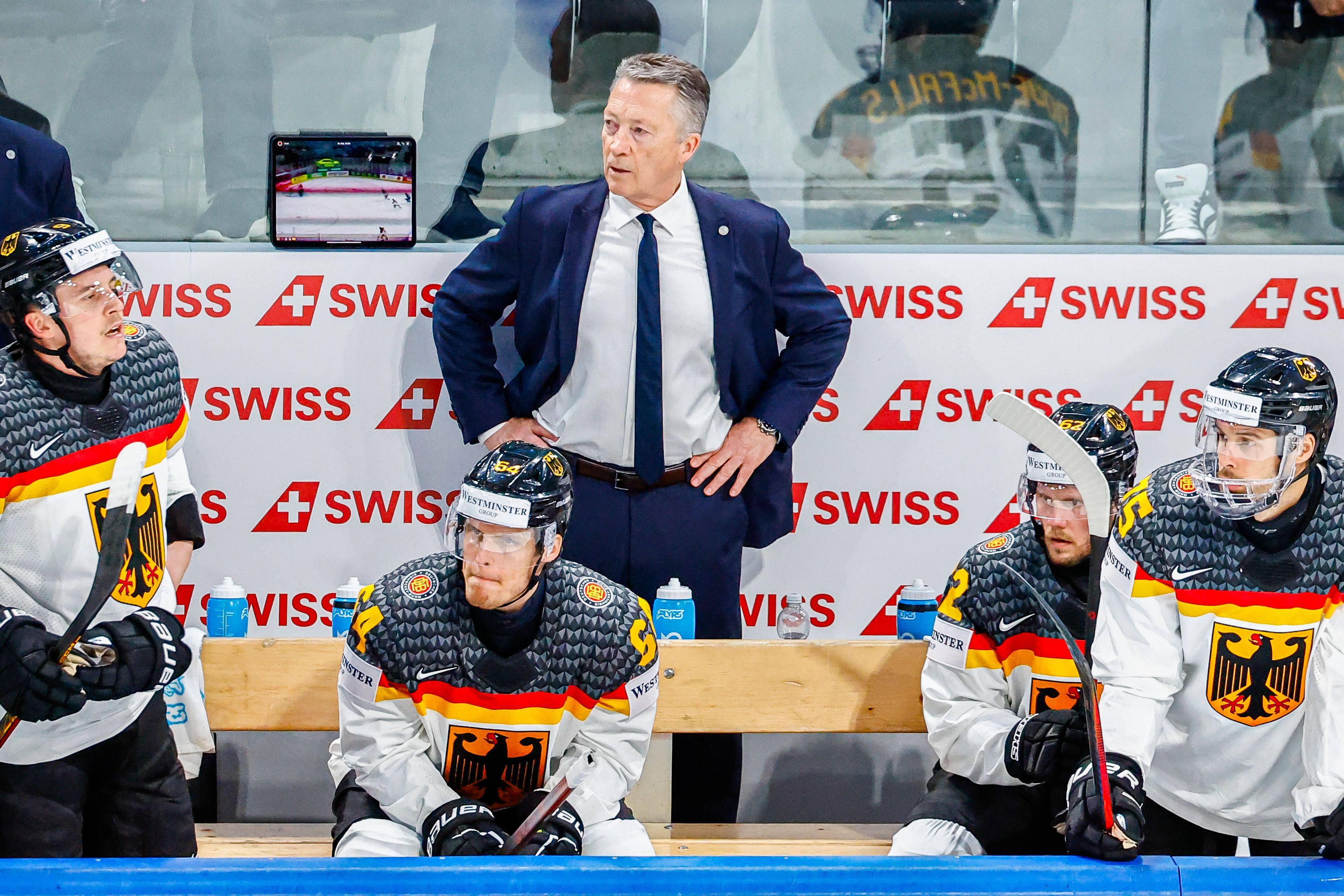 Die deutschen Eishockey-Spieler mit Bundestrainer Harold Kreis.