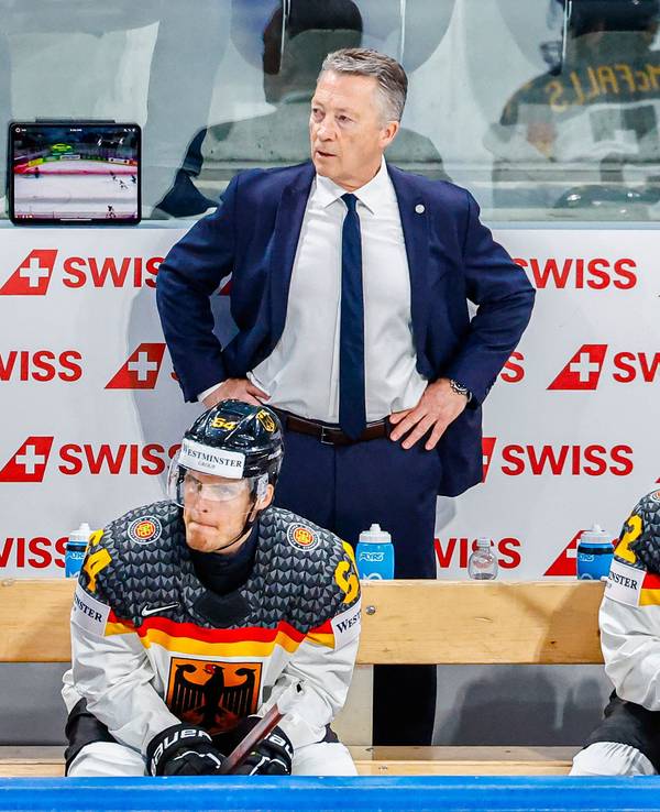 Die deutschen Eishockey-Spieler mit Bundestrainer Harold Kreis.