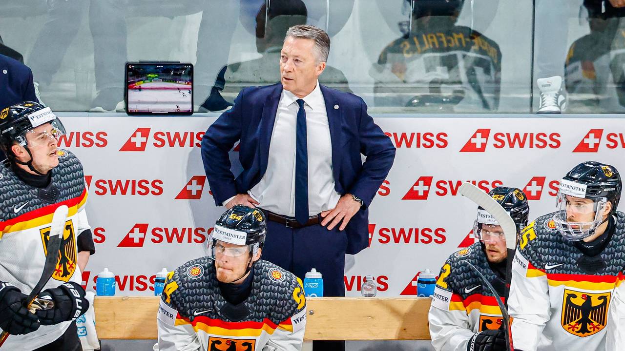 Die deutschen Eishockey-Spieler mit Bundestrainer Harold Kreis.