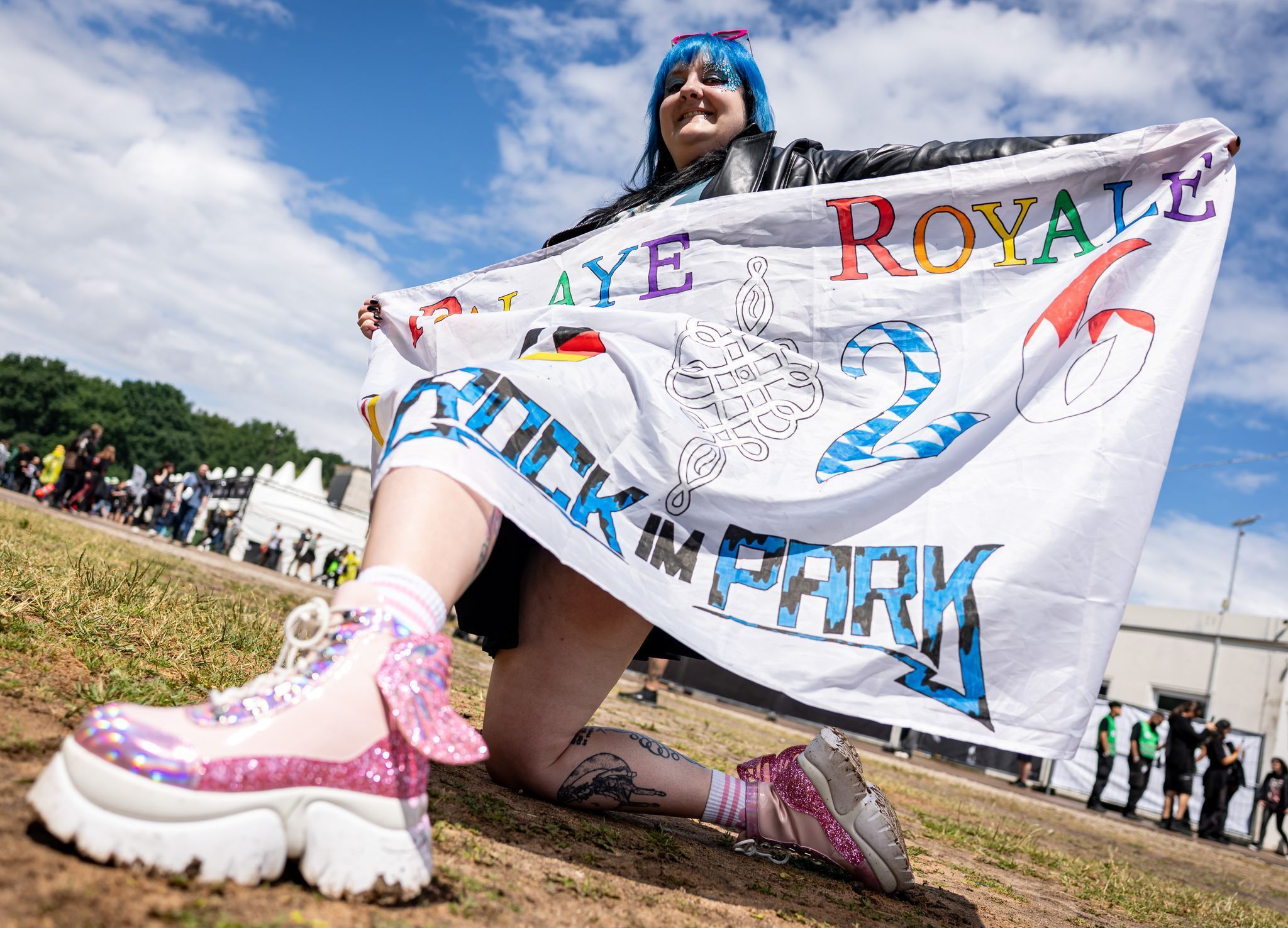Ausgefallene Hüte und Outfits sind für viele Musikfans ein Muss.