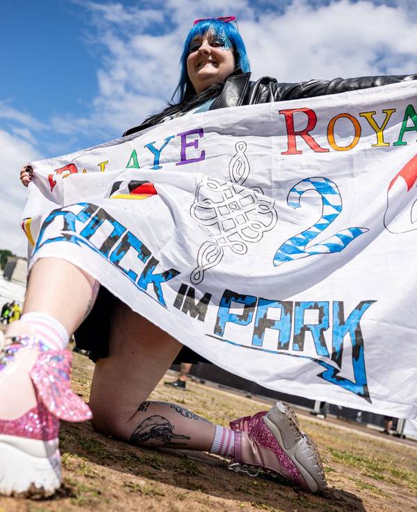 Ausgefallene Hüte und Outfits sind für viele Musikfans ein Muss.