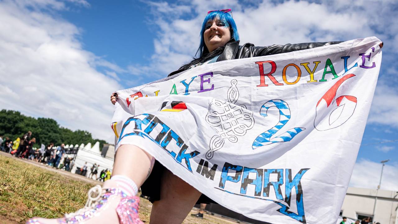 Ausgefallene Hüte und Outfits sind für viele Musikfans ein Muss.