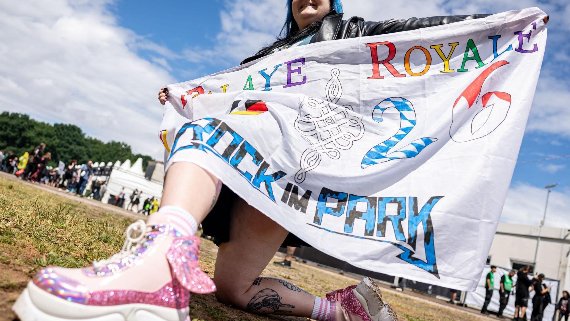 Ausgefallene Hüte und Outfits sind für viele Musikfans ein Muss.