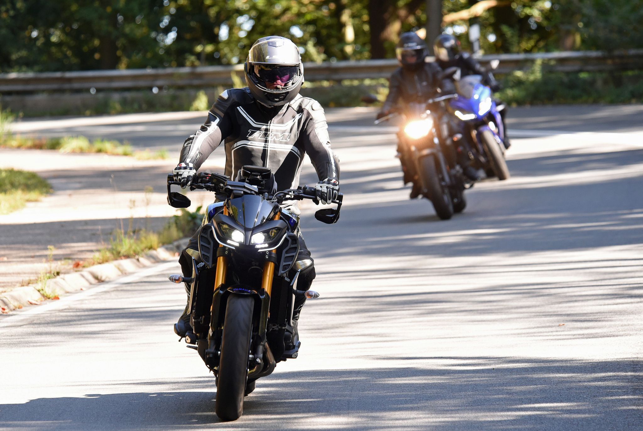 Motorradfahrer auf Landstrasse