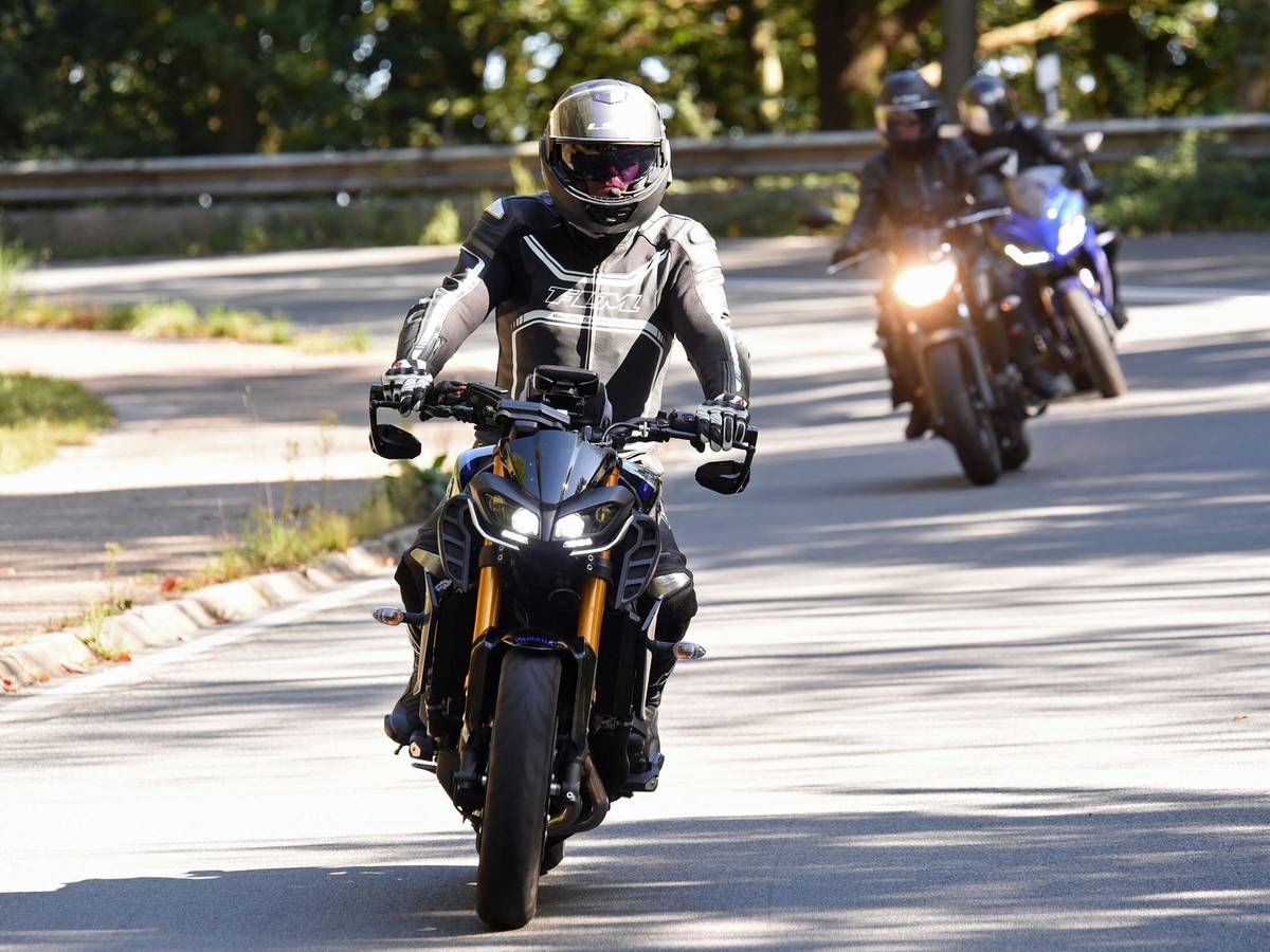 Motorradfahrer auf Landstrasse