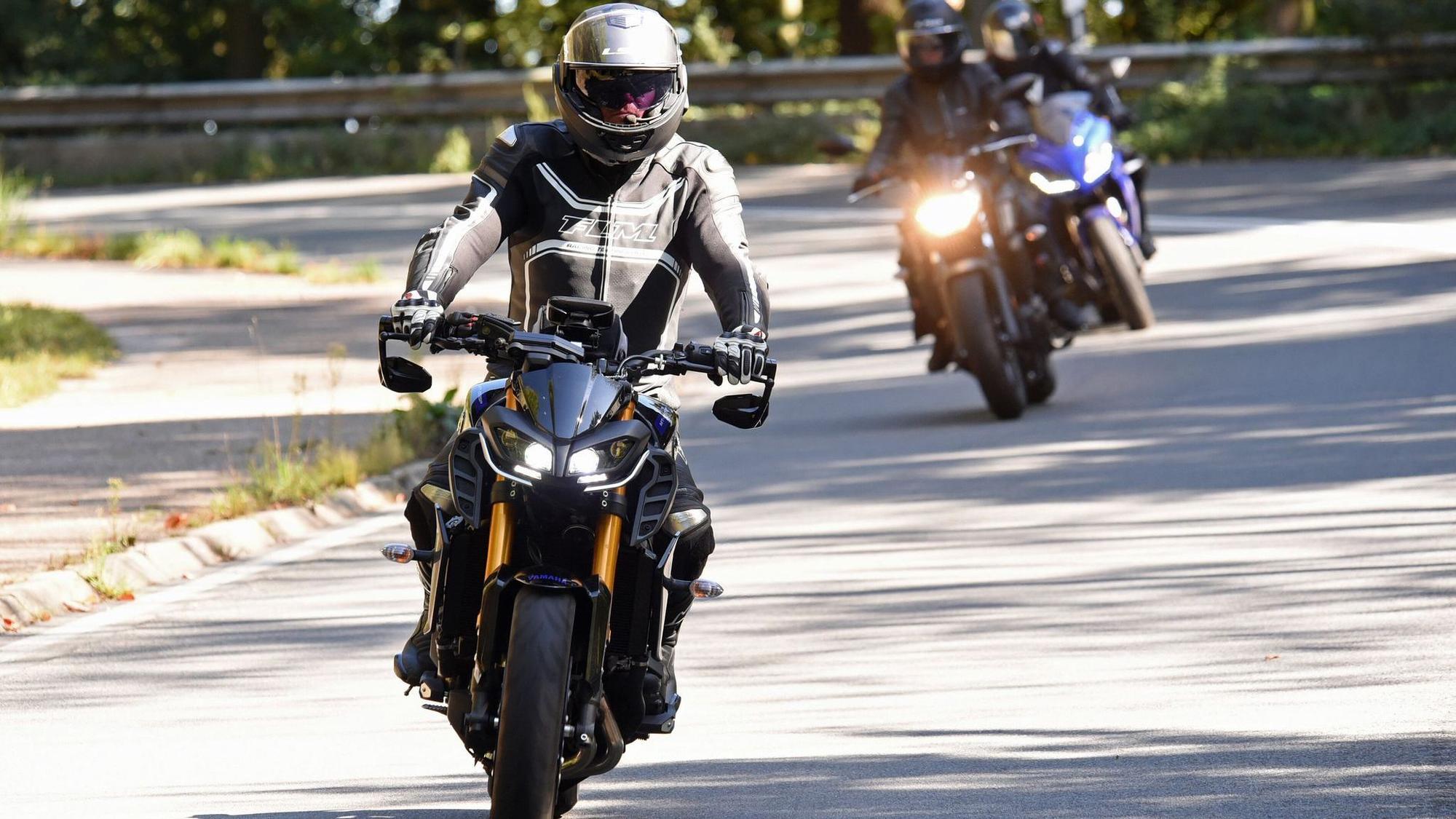Motorradfahrer auf Landstrasse
