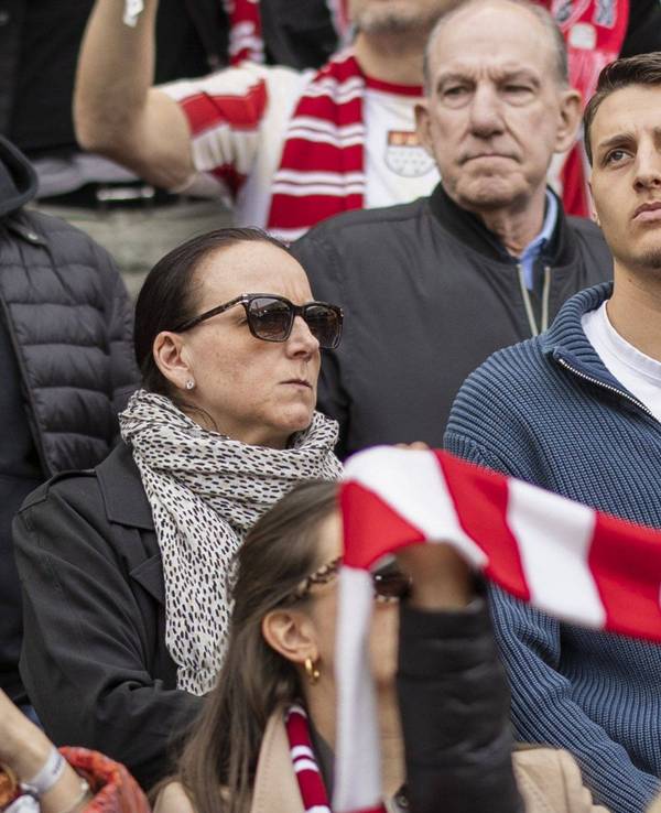 Sabrina, Malek und Mohammed El Mala im Stadion beim 1. FC Köln.