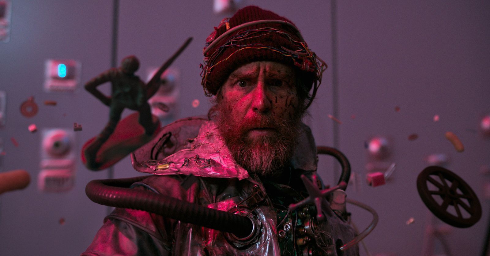 Sam Rockwell sieht in „Good Luck, Have Fun, Don't Die“ nicht nach einem klassischen Kinohelden aus, er soll aber trotzdem die Welt retten. (Bild: Constantin Film Distribution GmbH/Leonine)